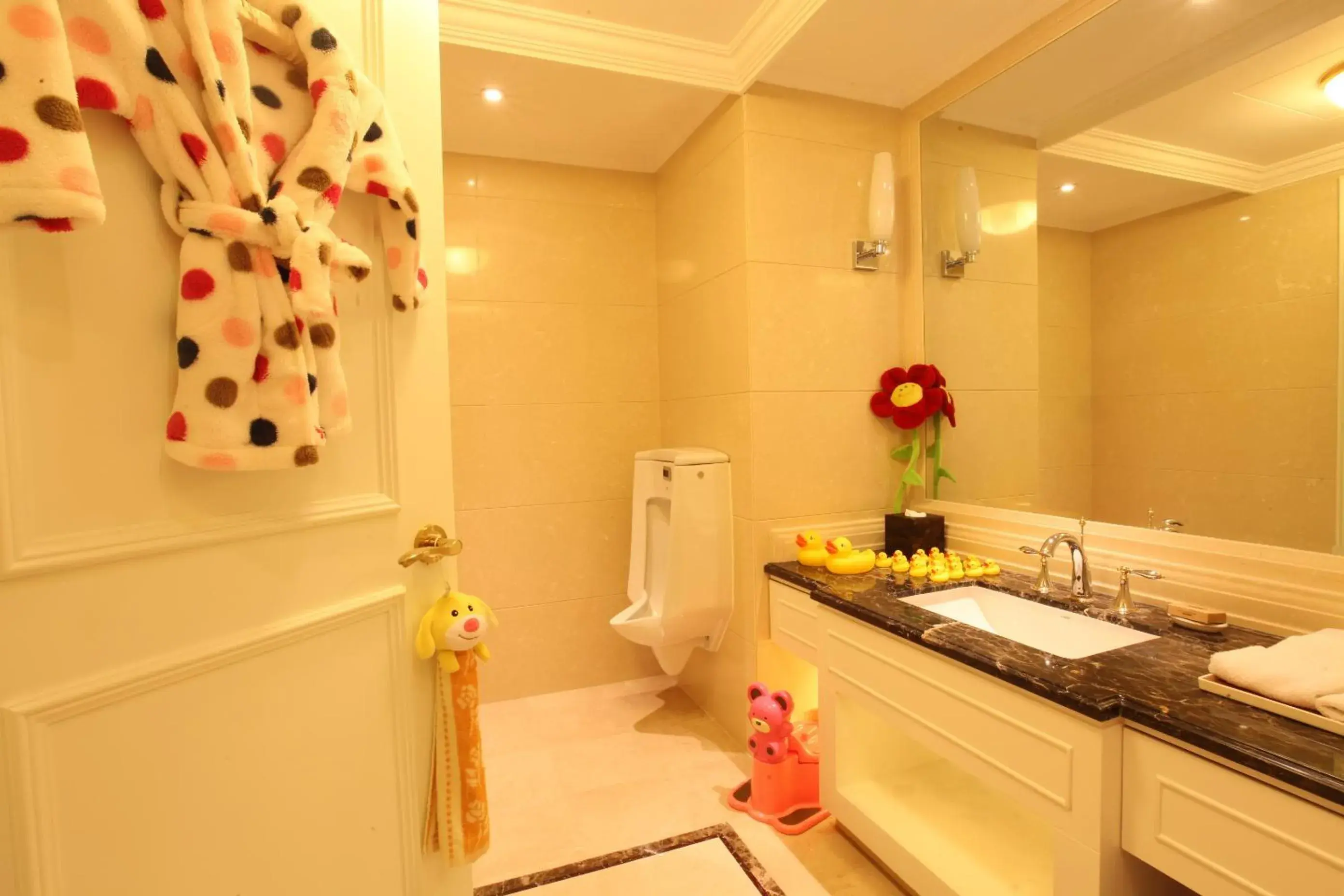 Children play ground, Bathroom in Zhongwei Green Lake Hotel Kunming