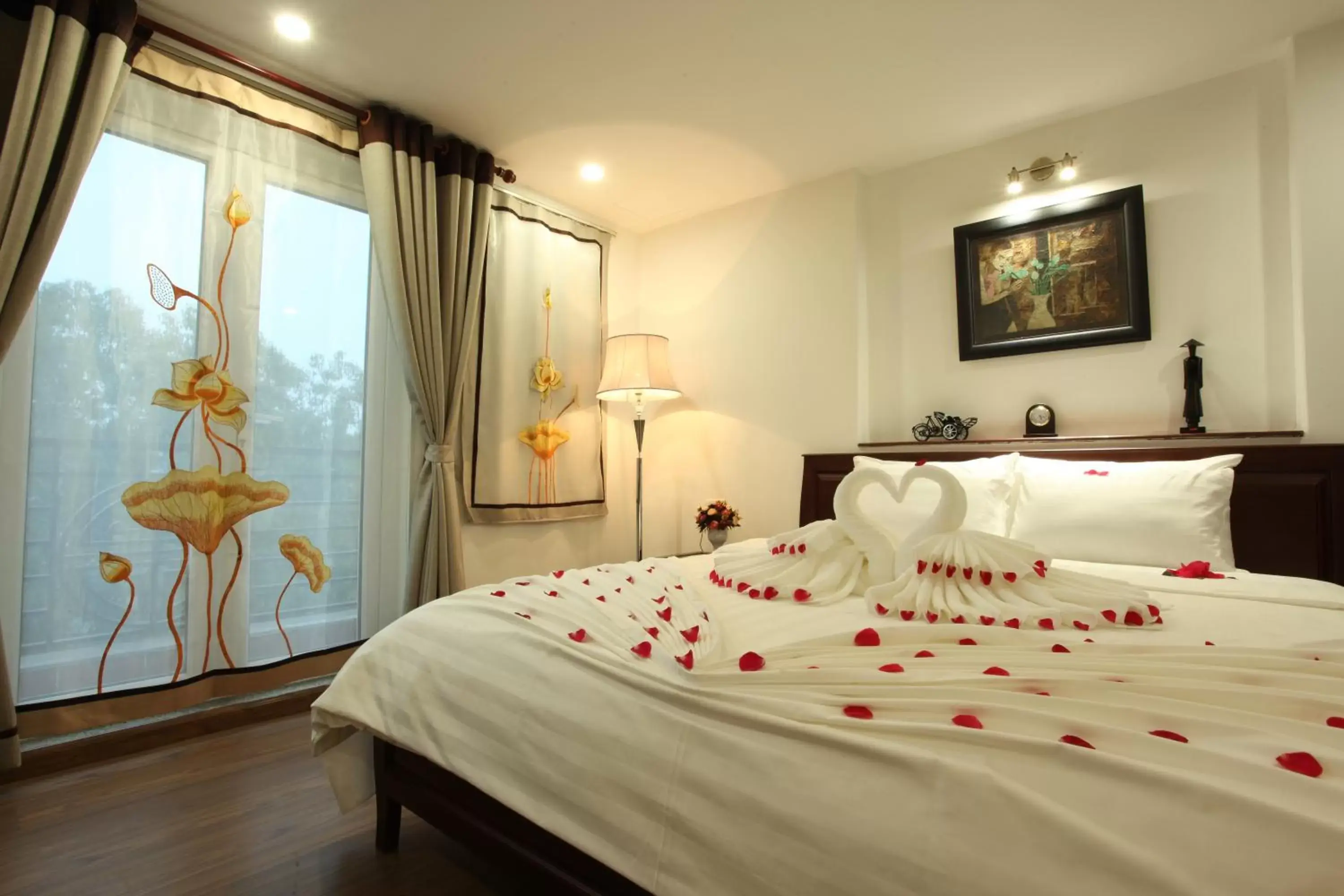 Bathroom, Bed in Hanoi Siva Luxury Hotel & Travel