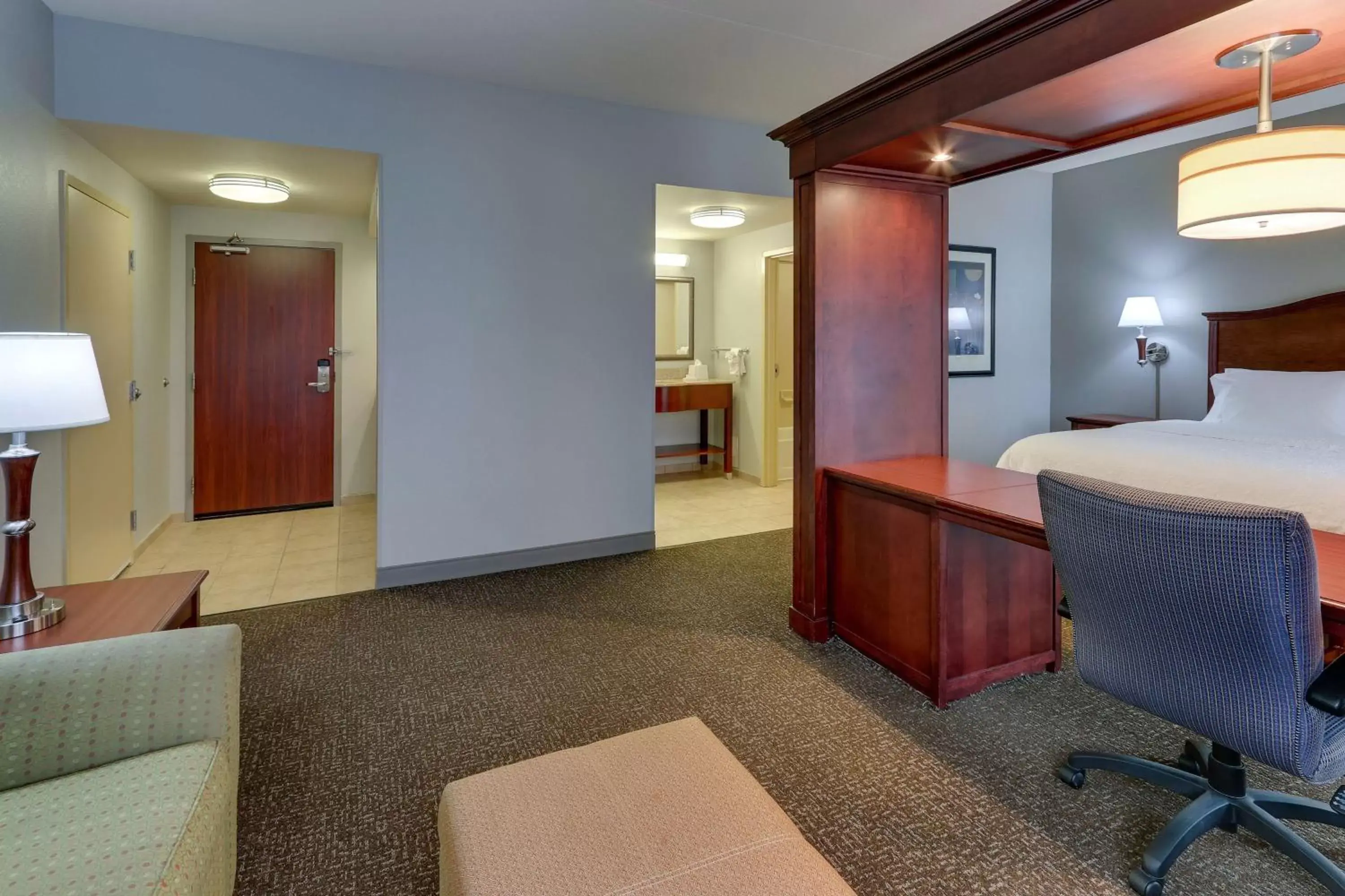 Bedroom, Bathroom in Hampton Inn & Suites Indianapolis-Airport
