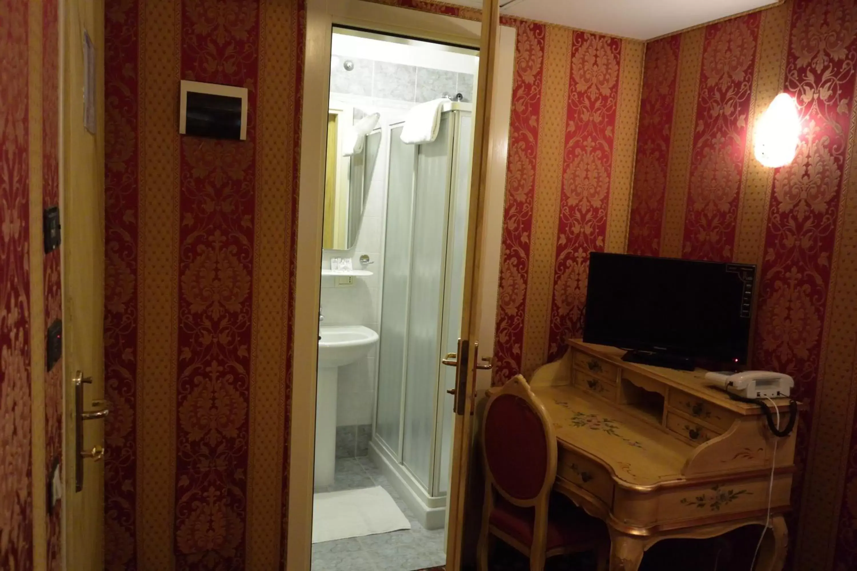 Bathroom, TV/Entertainment Center in Hotel Belle Arti