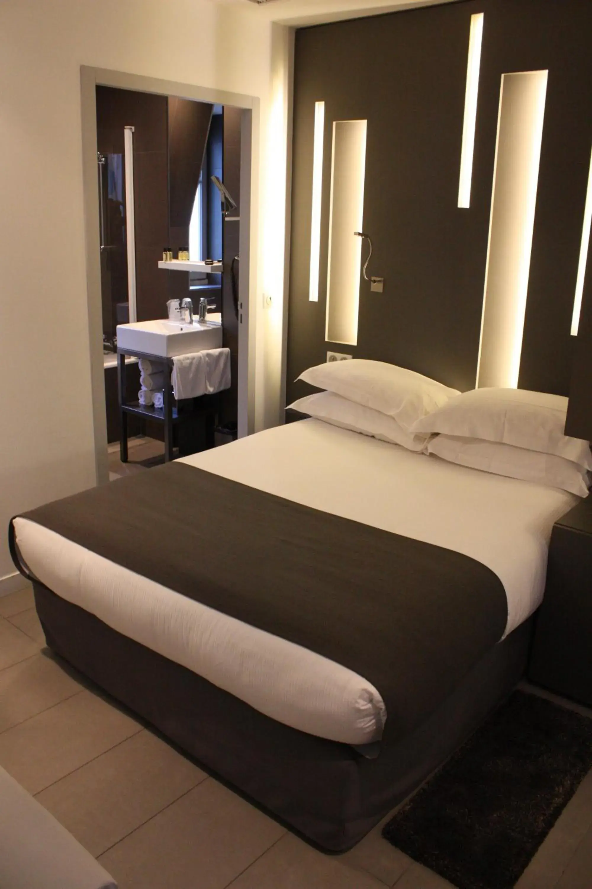 Bed in Arc De Triomphe Etoile Hotel