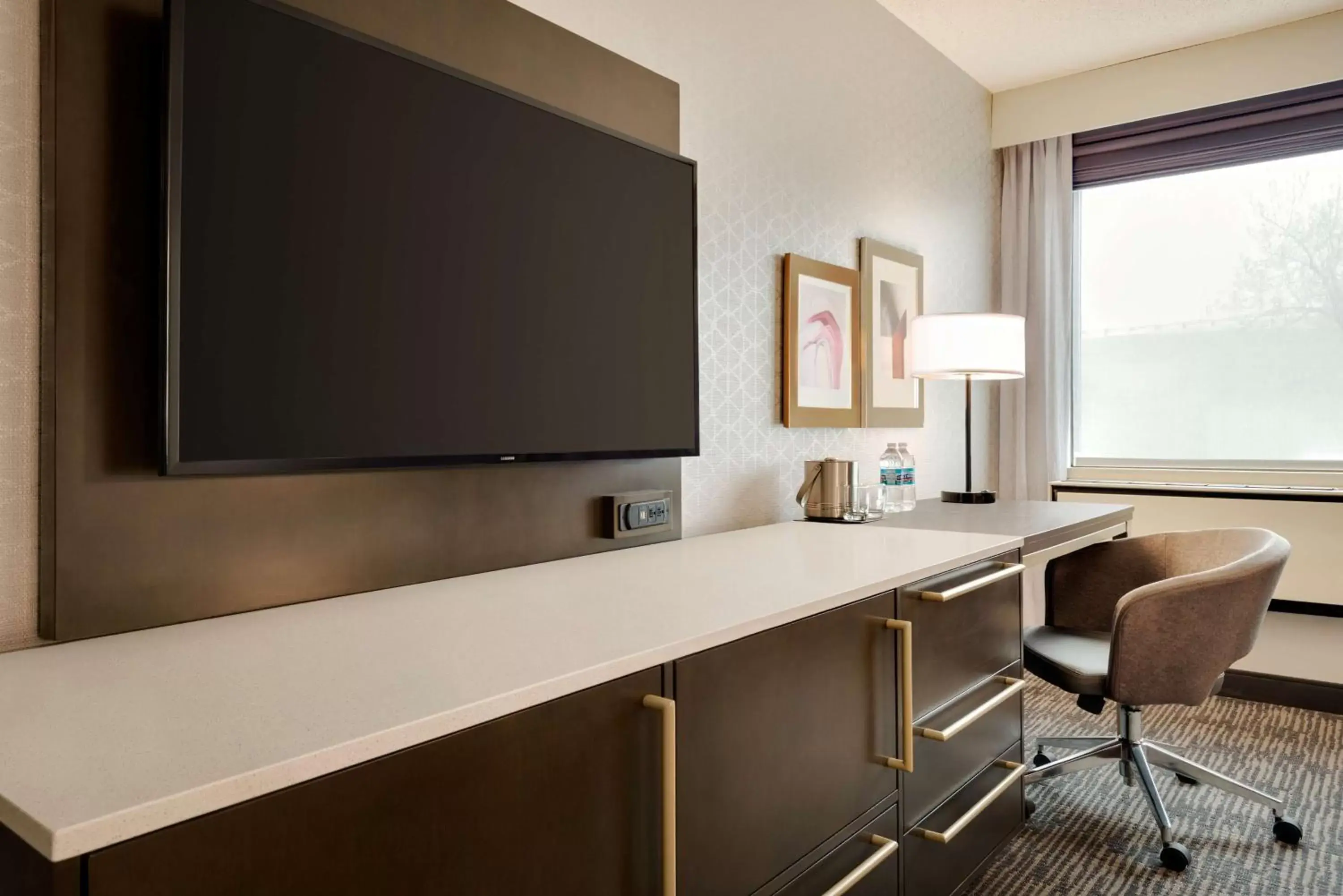 Bedroom, TV/Entertainment Center in DoubleTree by Hilton St. Paul, MN