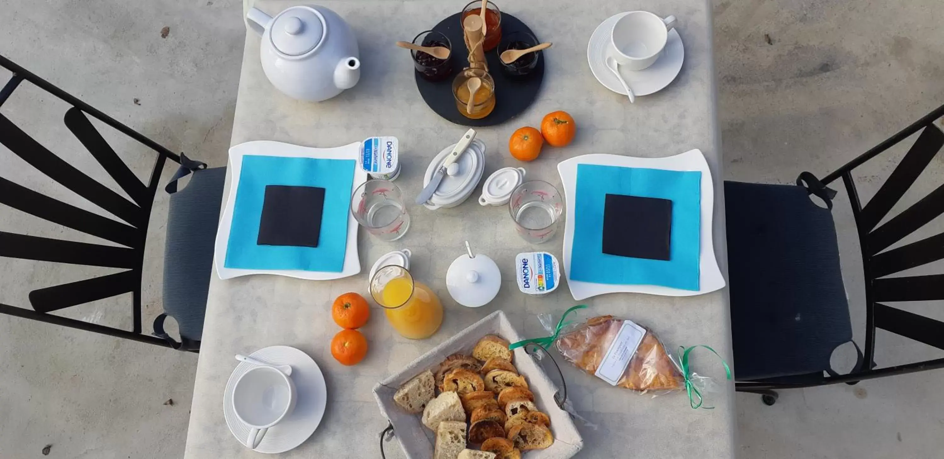 Continental breakfast in L'effet mer