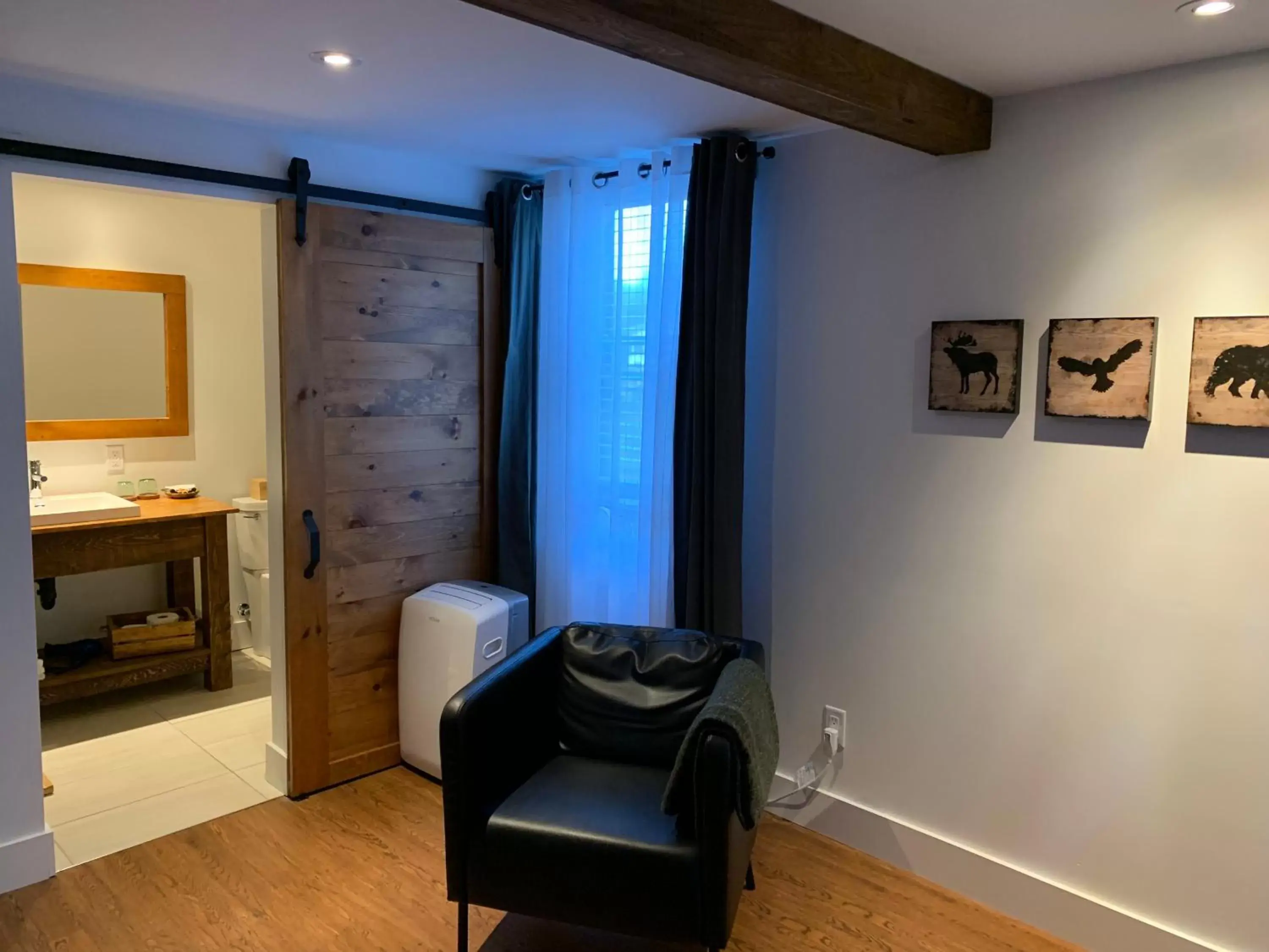 Deluxe Queen Room in Restaurant et Gite Les Passionnés Deluxe Queen Room in Restaurant et Gite Les Passionnés