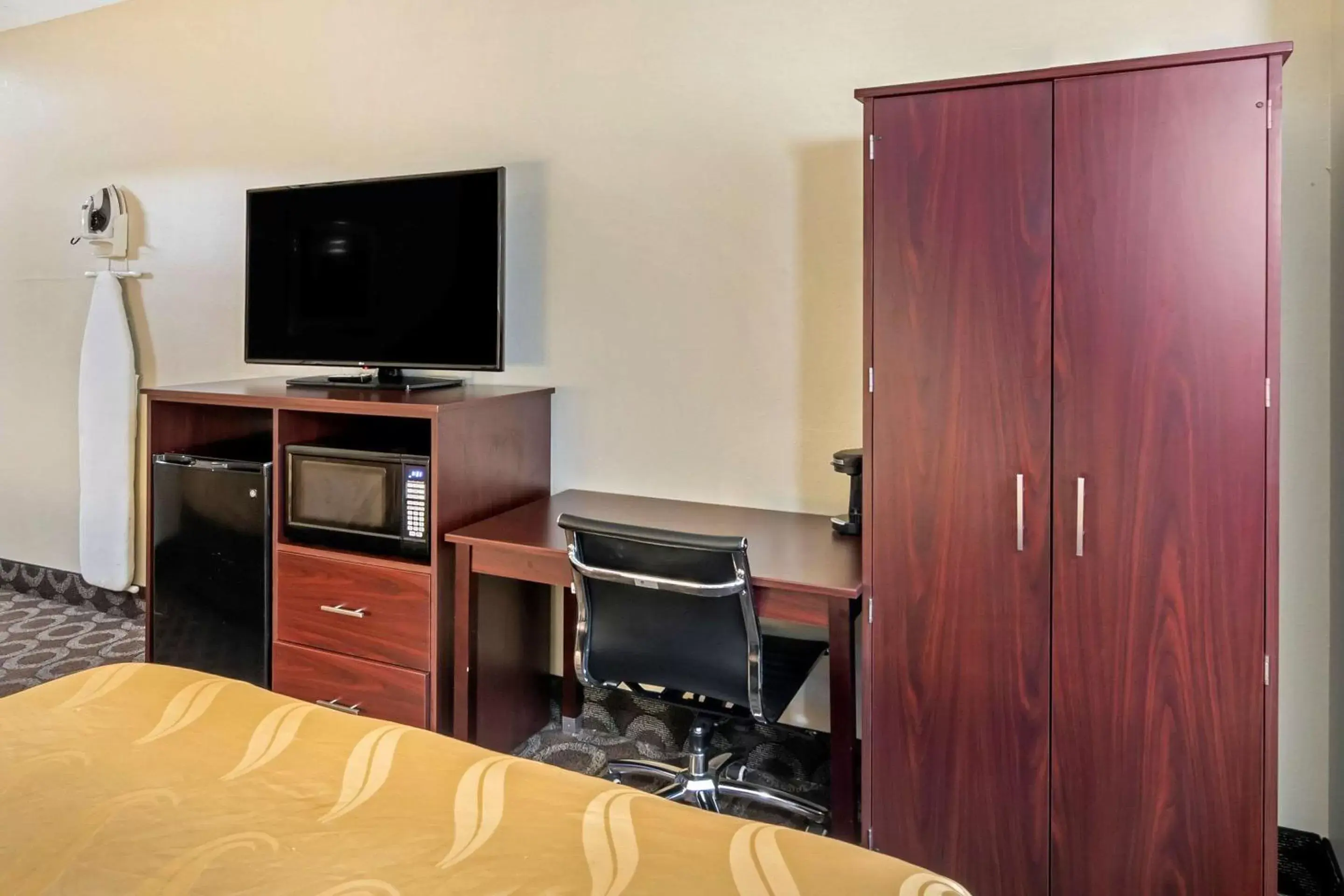 Photo of the whole room, TV/Entertainment Center in Quality Inn Overland Park Kansas City