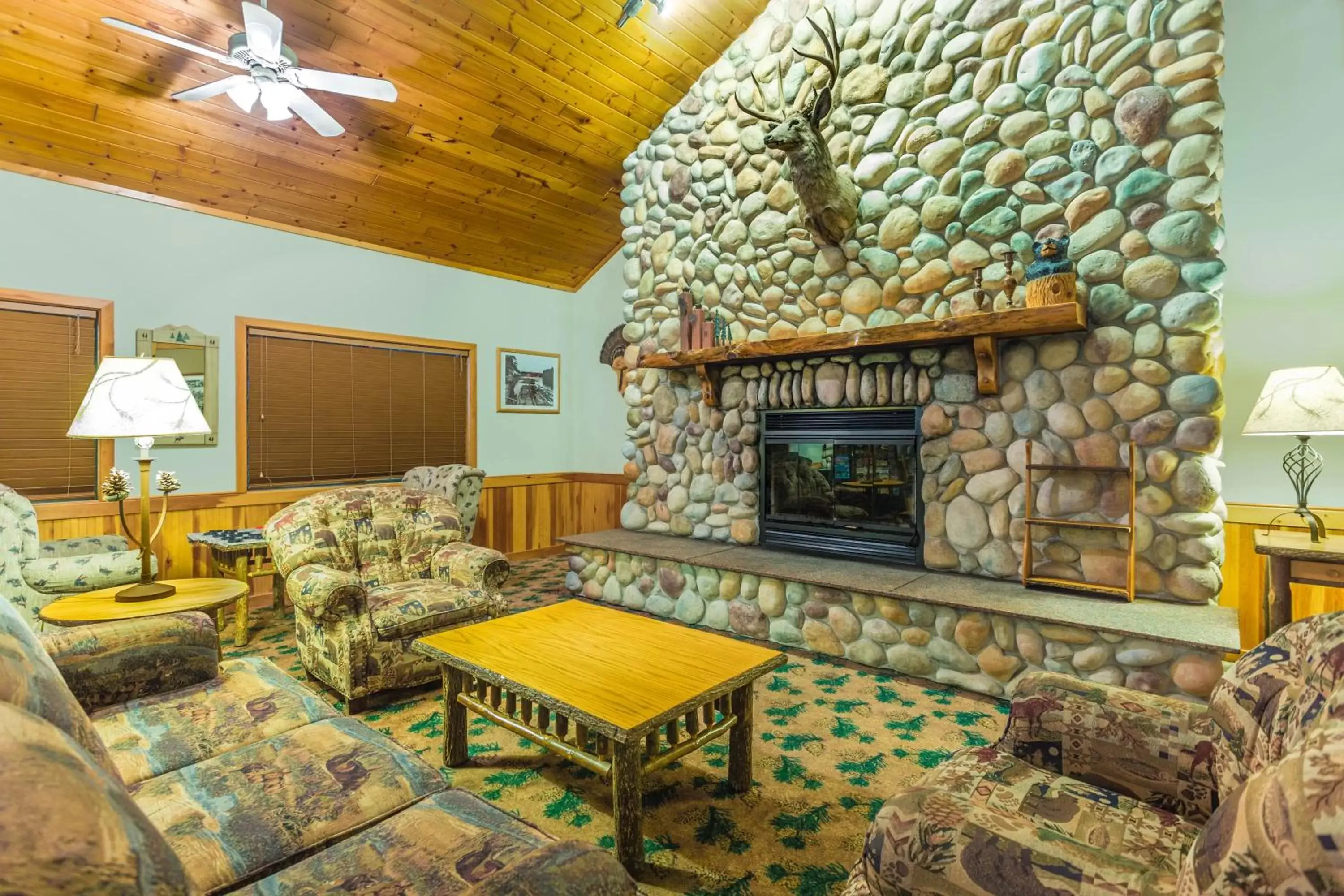 Lobby or reception, Seating Area in AmericInn by Wyndham Wisconsin Dells