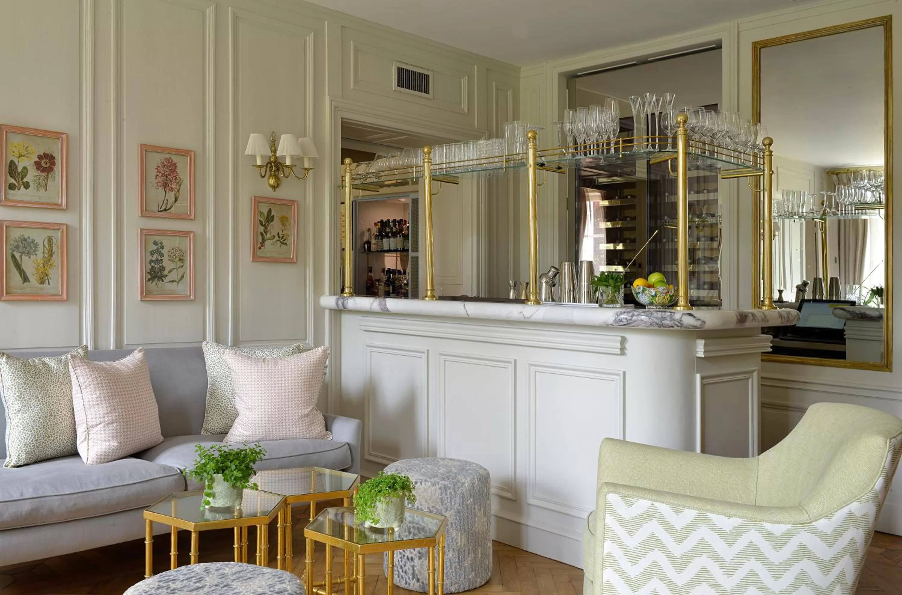 Lounge or bar in Chateau La Cheneviere