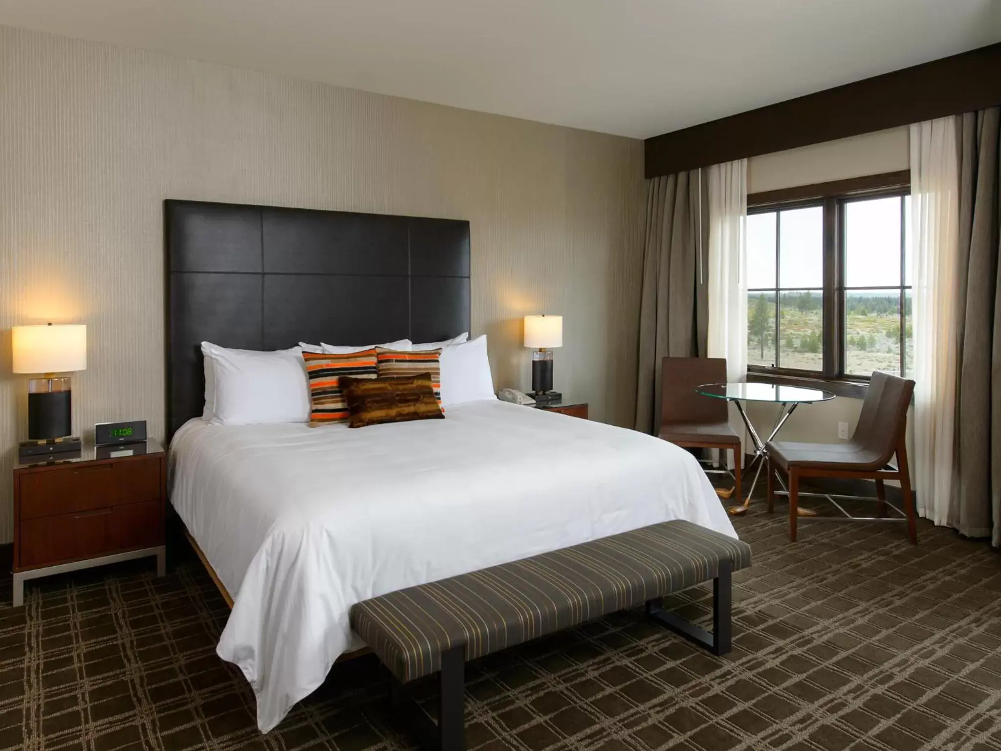 Deluxe Corner King Room with Southern View in Tetherow Hotel Deluxe Corner King Room with Southern View in Tetherow Hotel