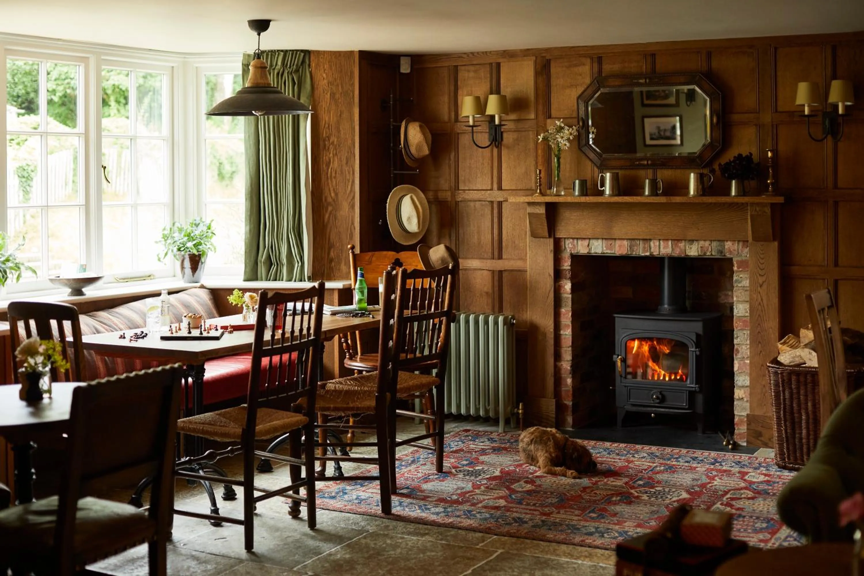 Restaurant/places to eat in Crown and Anchor