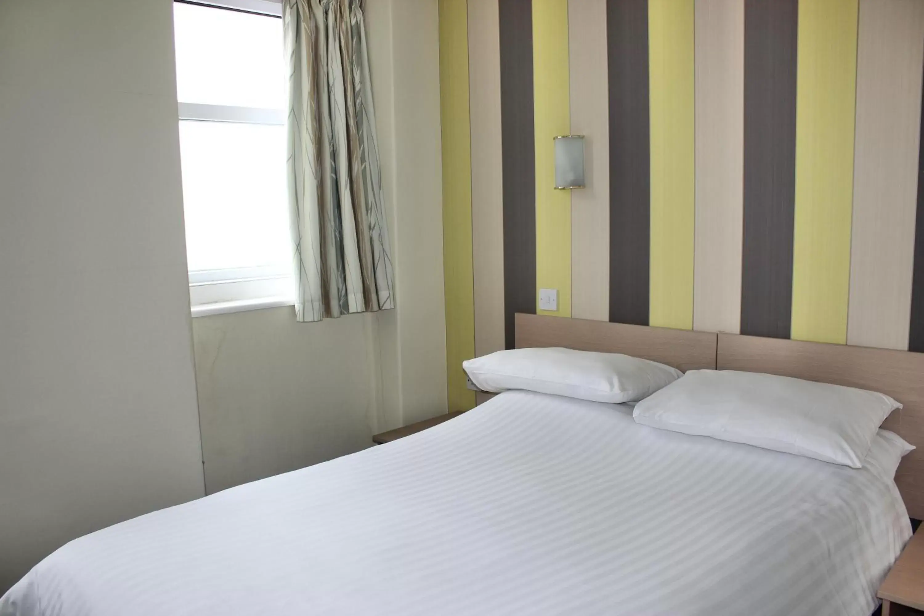 Bedroom, Bed in The Colwyn Hotel - near Pleasure Beach