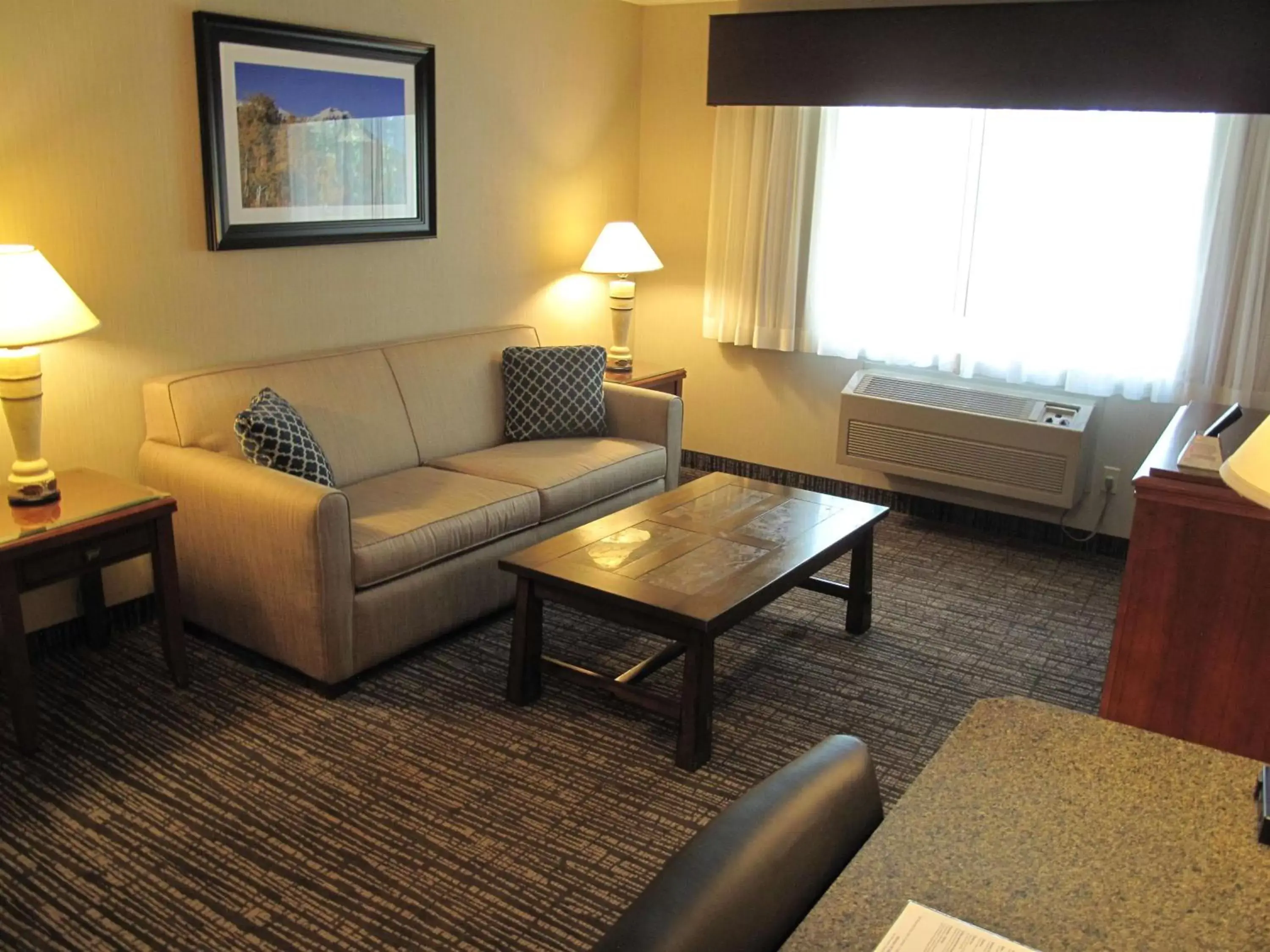 Photo of the whole room, Seating Area in Best Western Timpanogos Inn