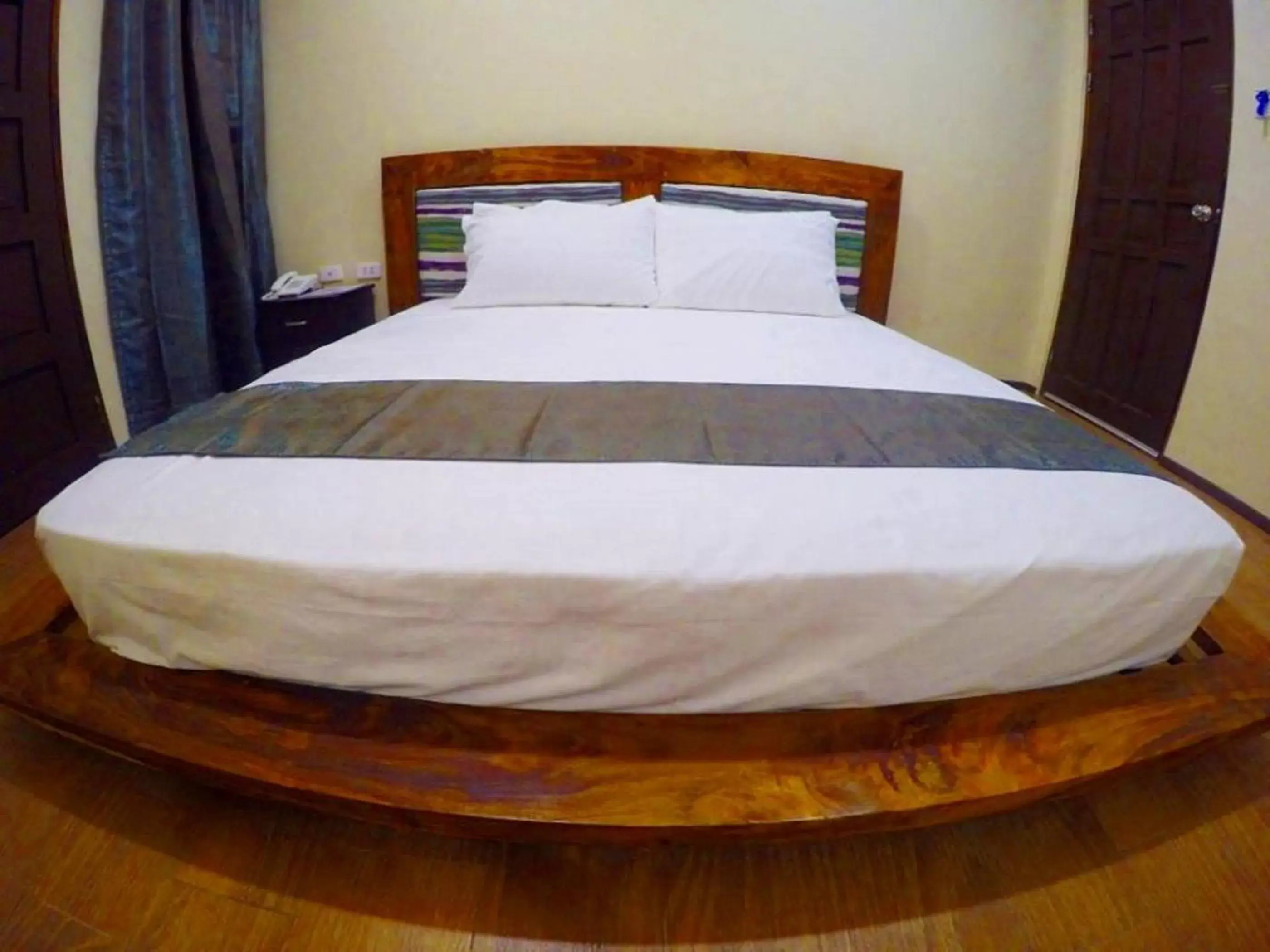 Shower, Bed in Golden Gate Suites Shower, Bed in Golden Gate Suites