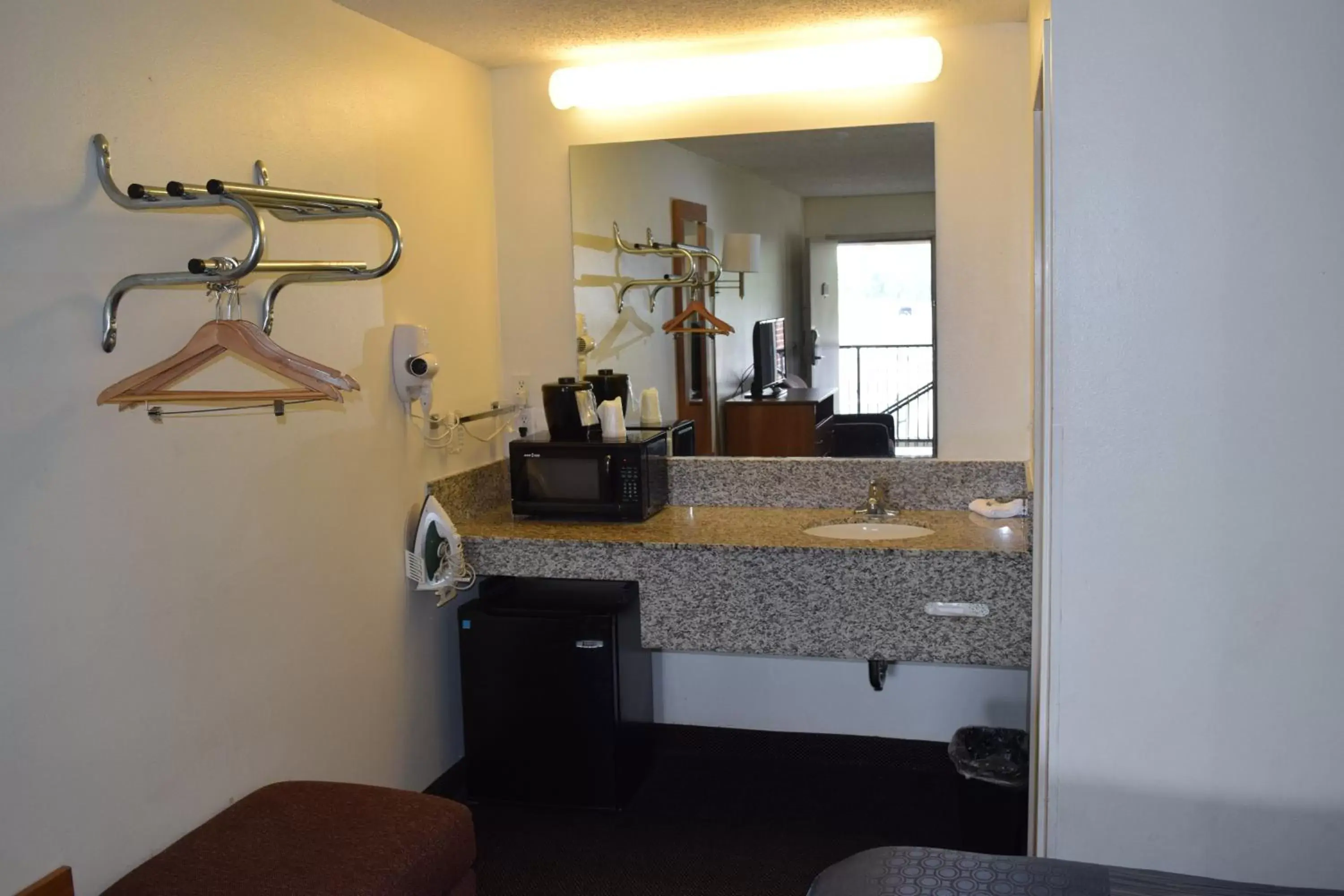 minibar, Kitchen/Kitchenette in Value Inn - Livonia