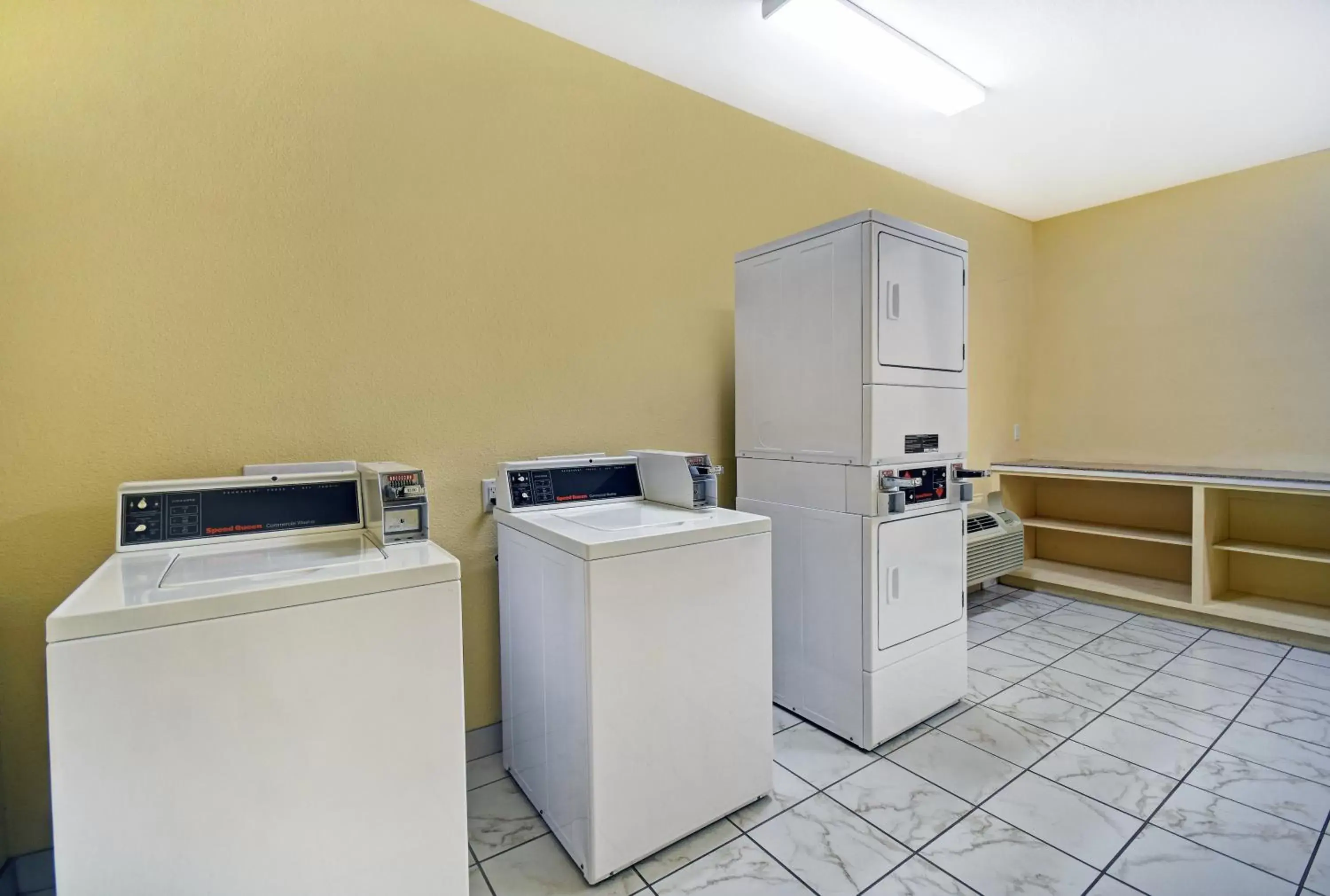 Kitchen/Kitchenette in Galveston Inn & Suites Hotel