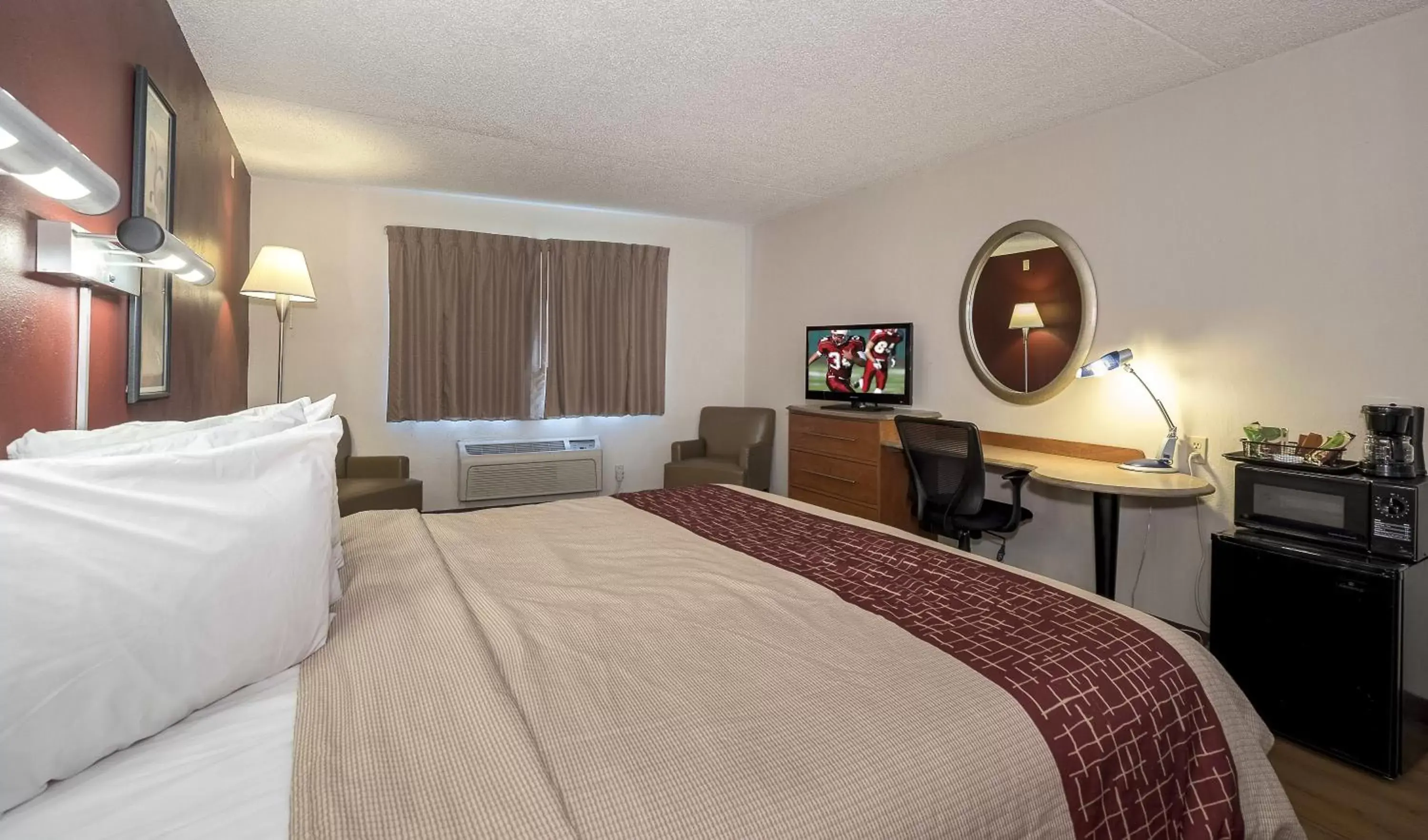 Photo of the whole room, Bed in Red Roof Inn & Suites Cleveland - Elyria