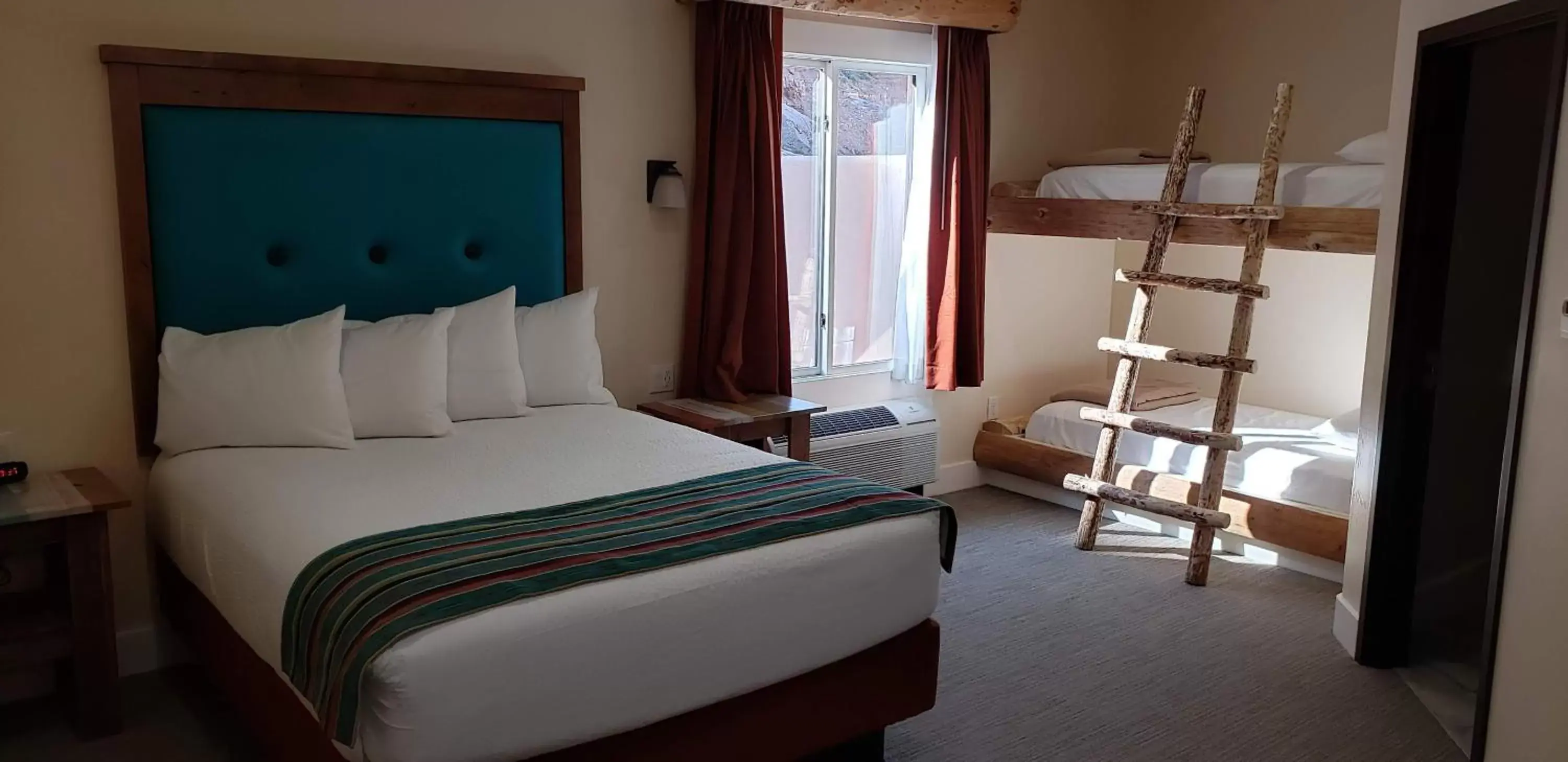 Bedroom, Bed in Bluff Dwellings Resort