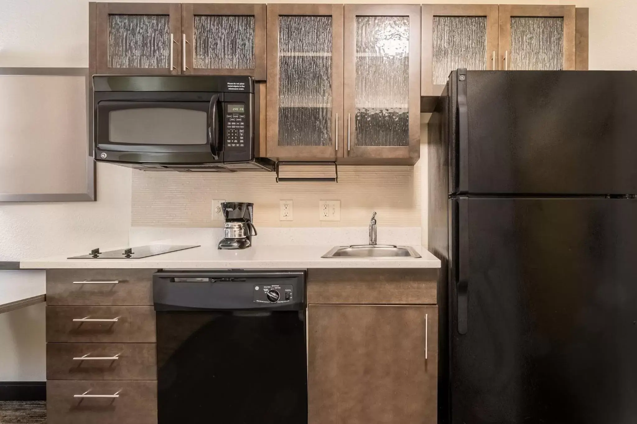 Bedroom, Kitchen/Kitchenette in Candlewood Suites Portland Airport, an IHG Hotel