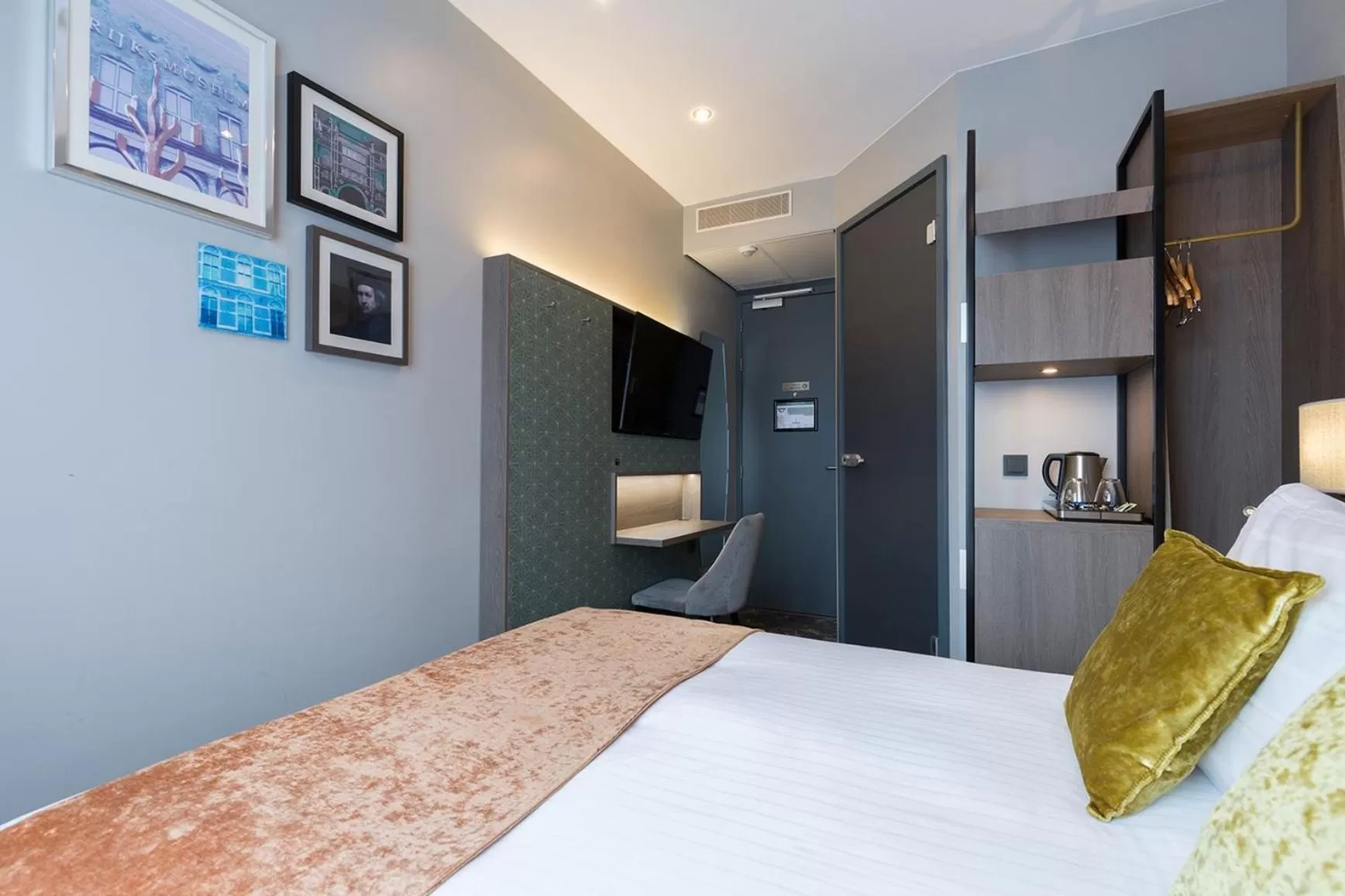 Photo of the whole room, Bed in Leonardo Boutique Museumhotel