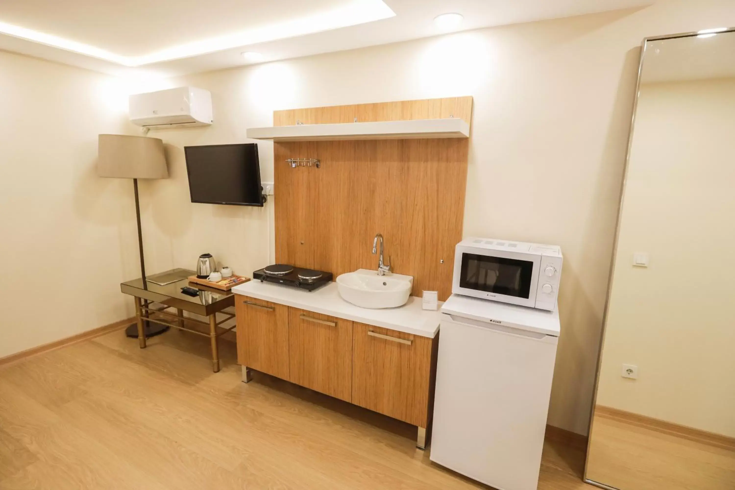 Communal lounge/ TV room, Kitchen/Kitchenette in Wame Suite Hotel Nisantasi