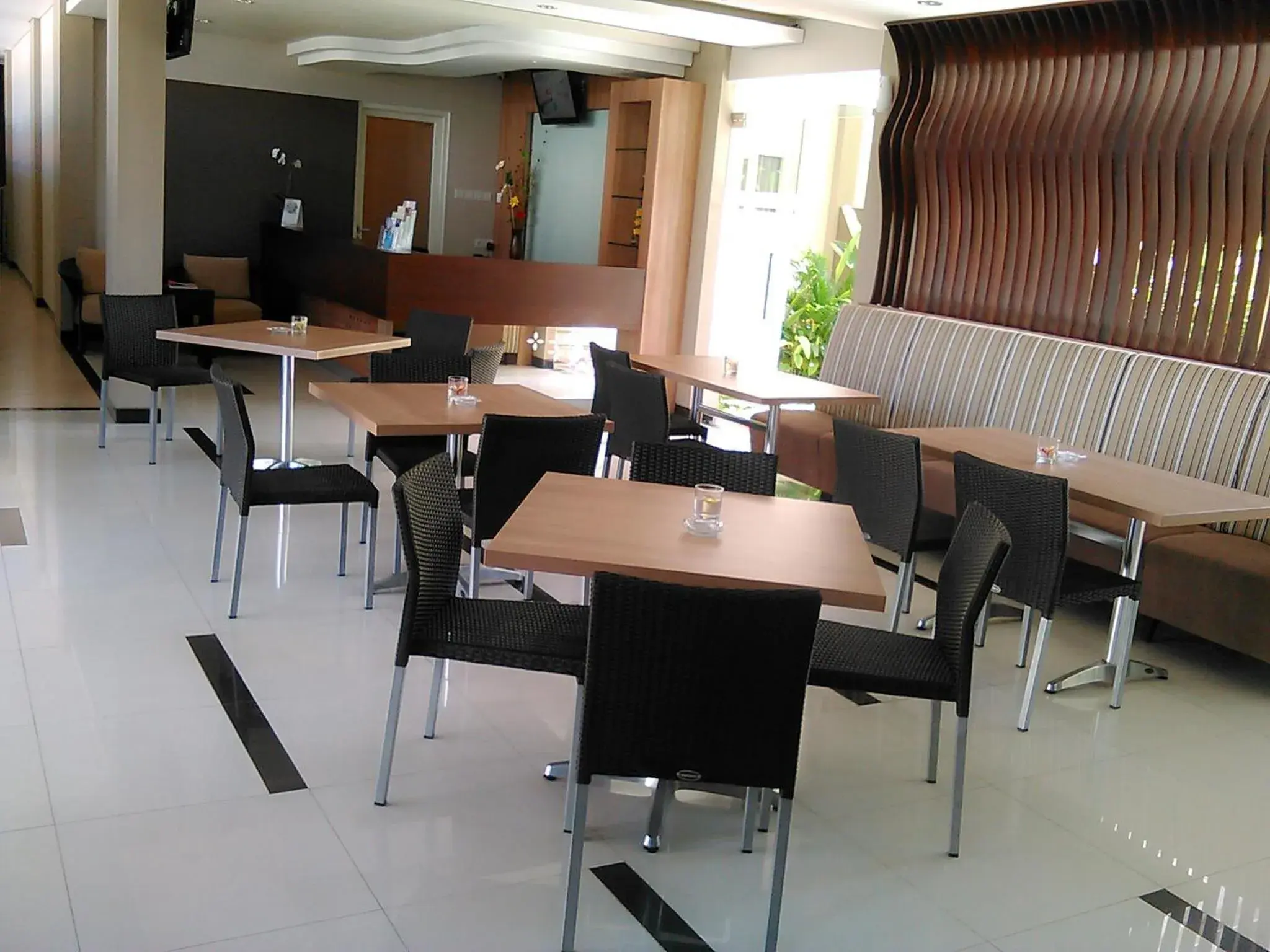 Lobby or reception, Restaurant/Places to Eat in Choice Stay Hotel Denpasar