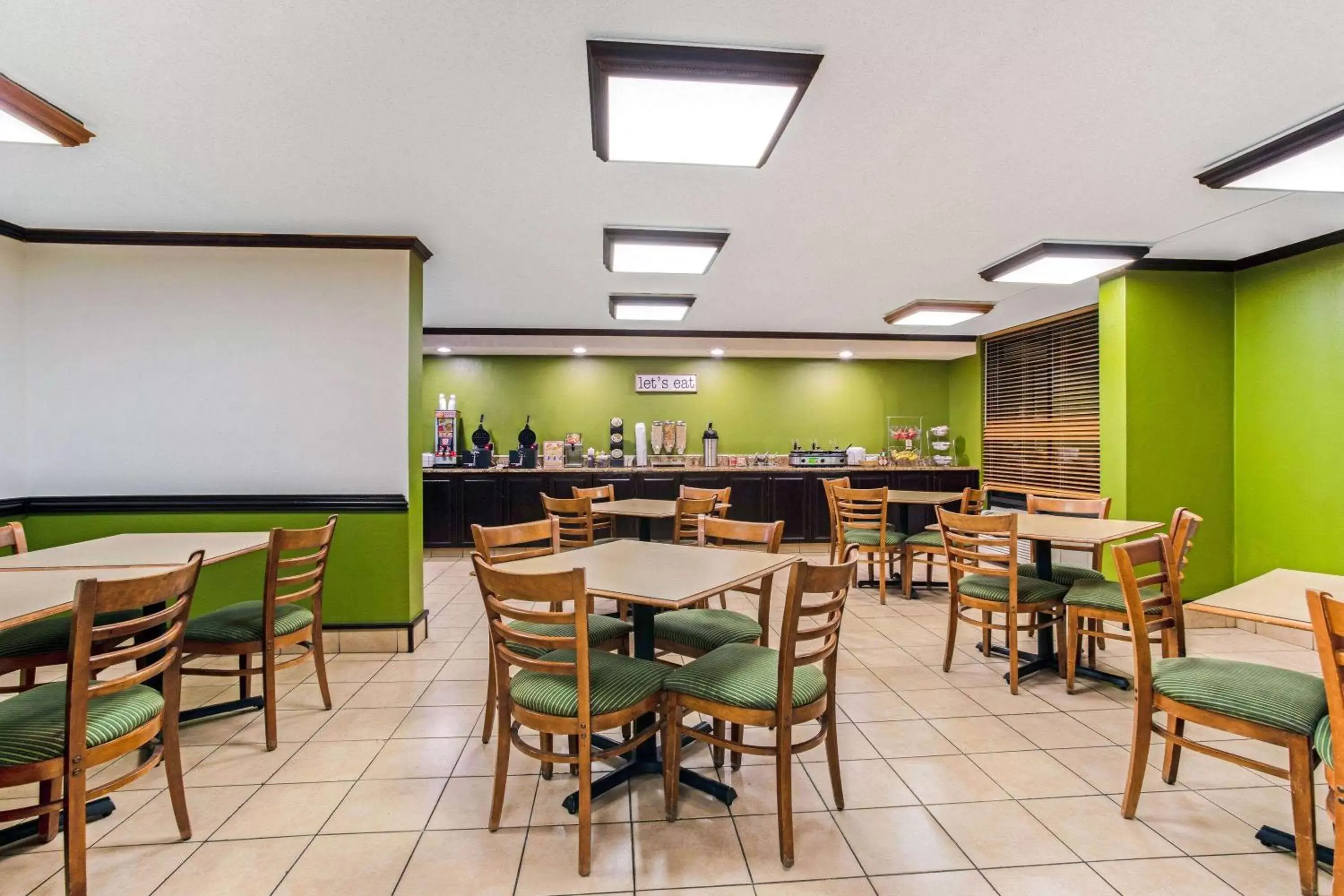 Restaurant/Places to Eat in La Quinta by Wyndham Casper Event Center Area