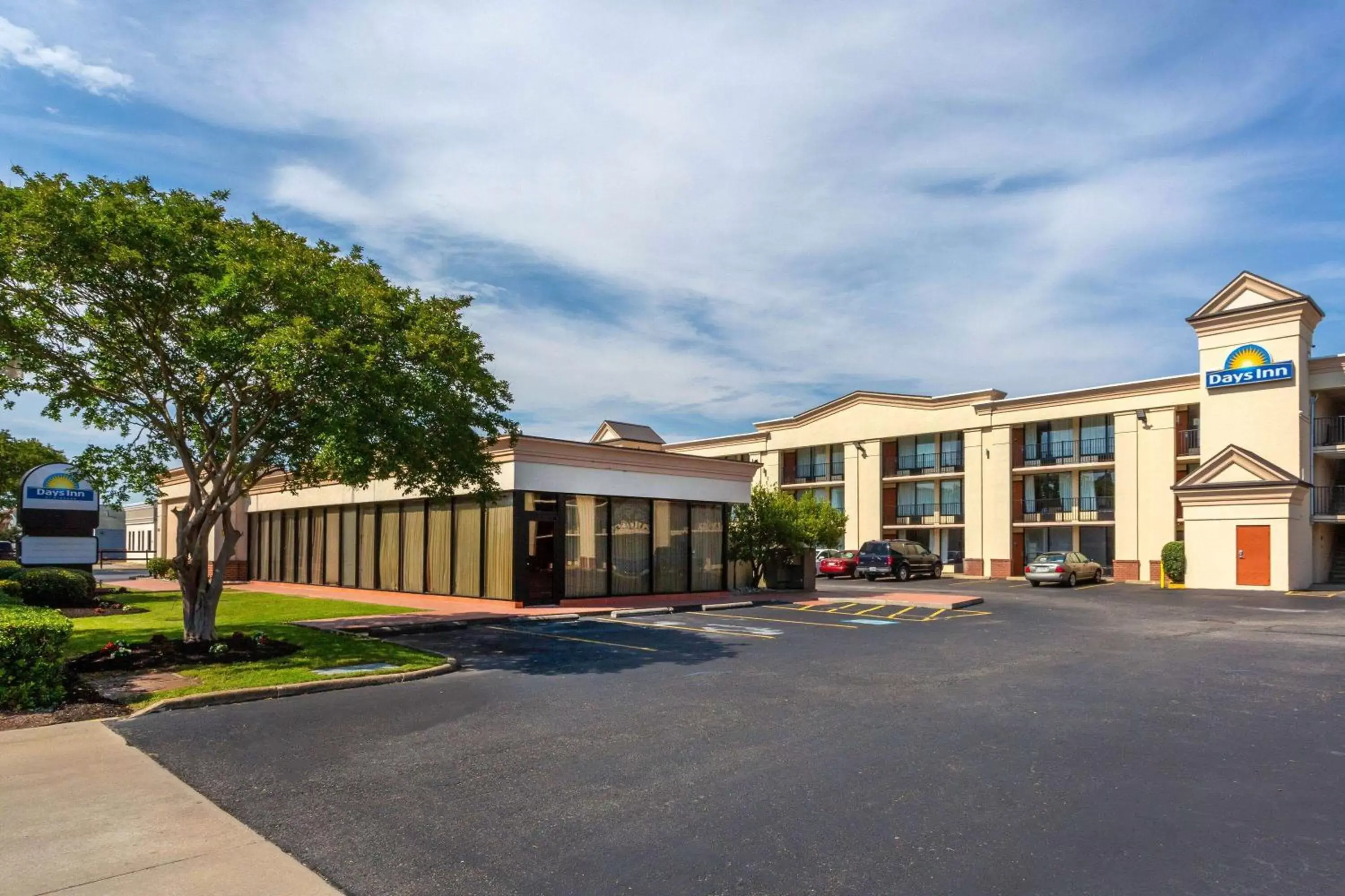 Property Building in Days Inn by Wyndham Hampton Near Coliseum Convention Center