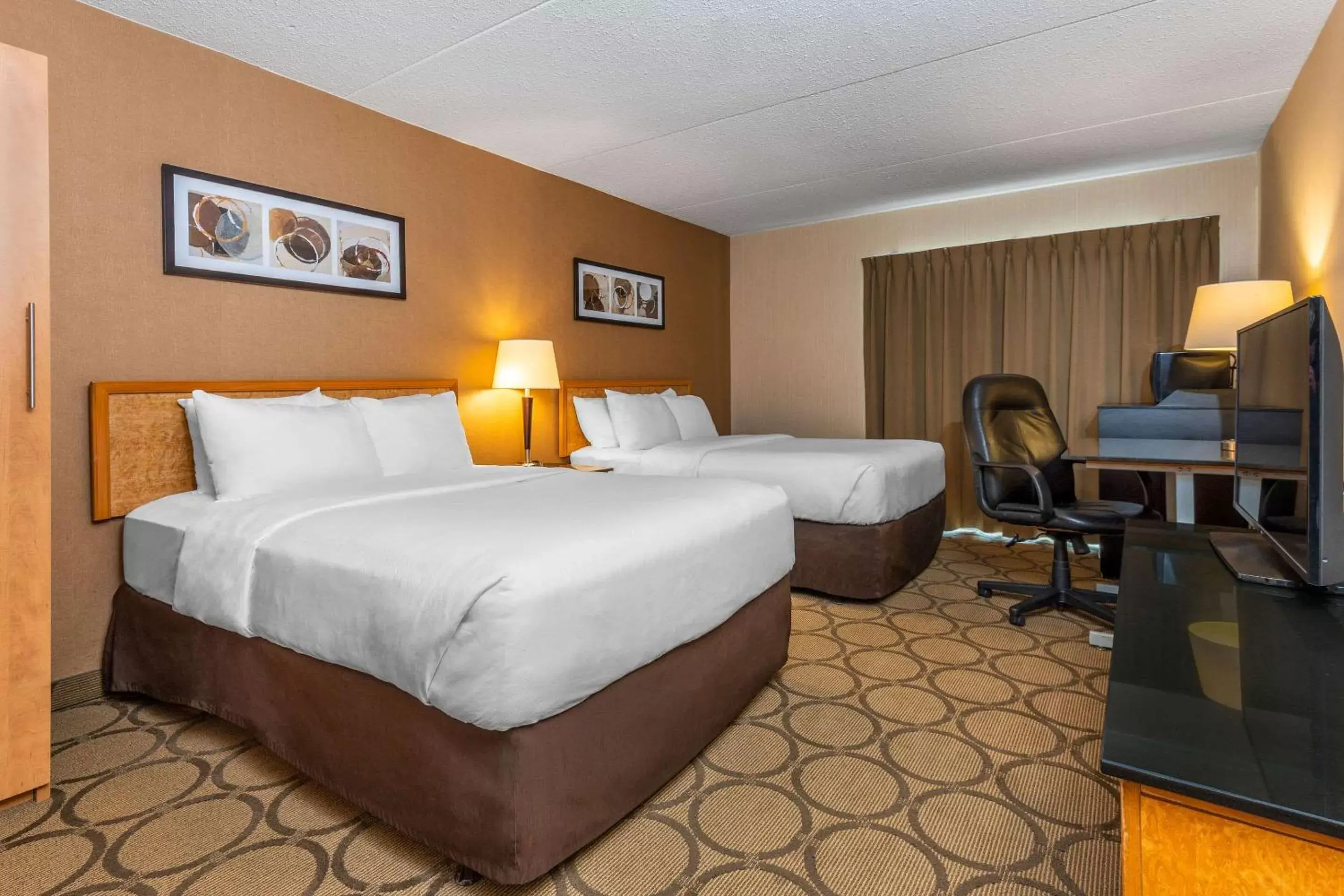 Photo of the whole room, Bed in Comfort Inn Gatineau