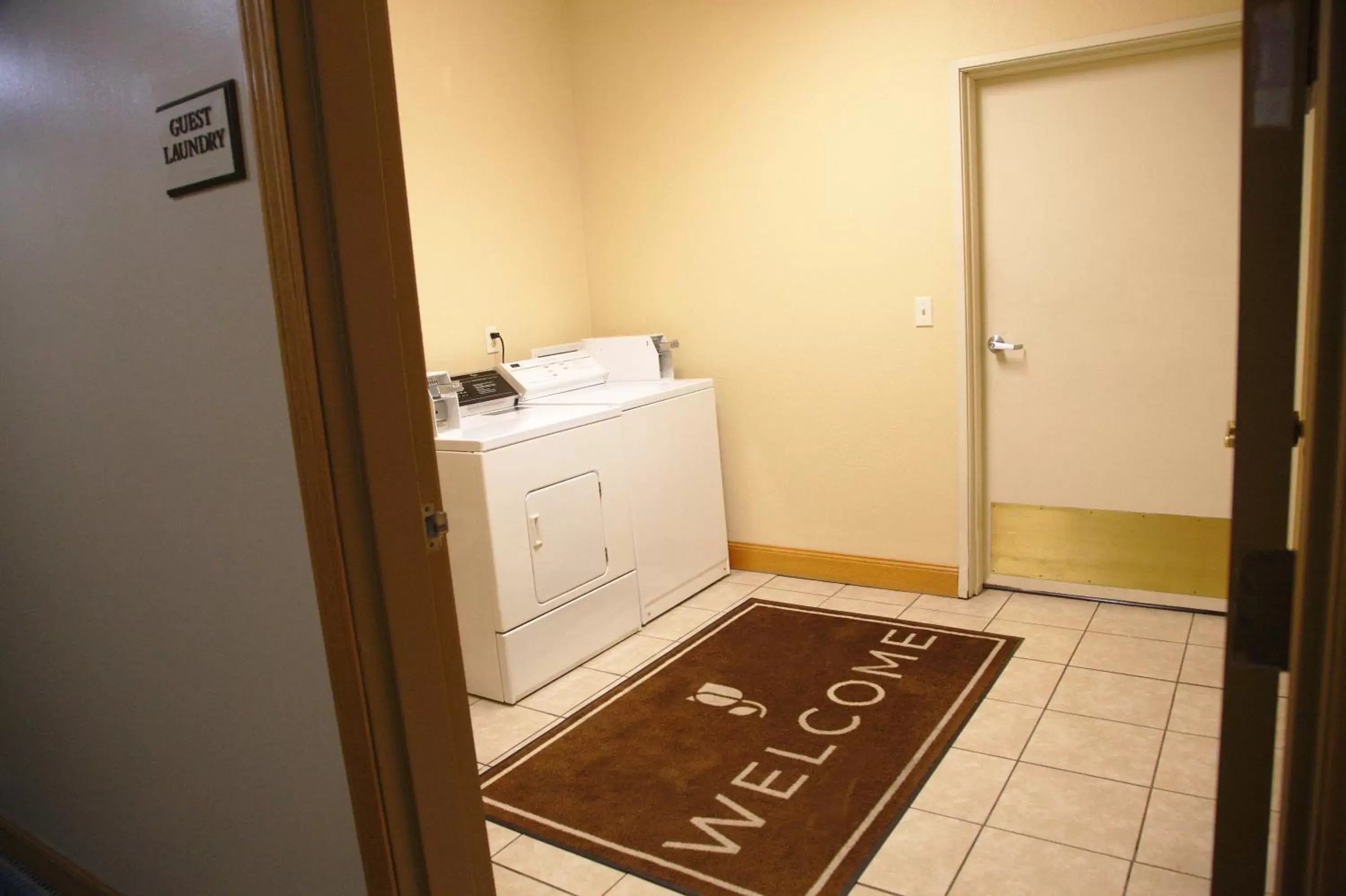 Area and facilities, Kitchen/Kitchenette in Country Inn & Suites by Radisson, Bloomington-Normal West, IL