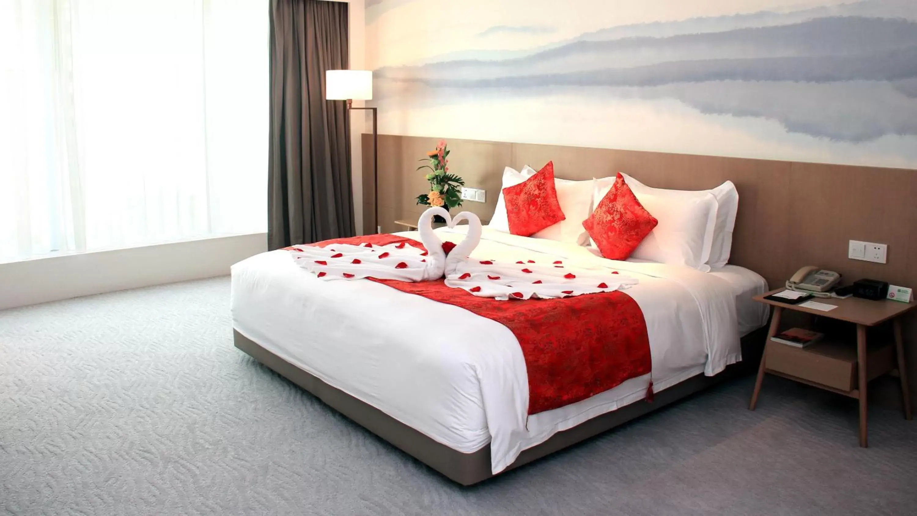 Photo of the whole room, Bed in Crowne Plaza Zhuhai City Center, an IHG Hotel