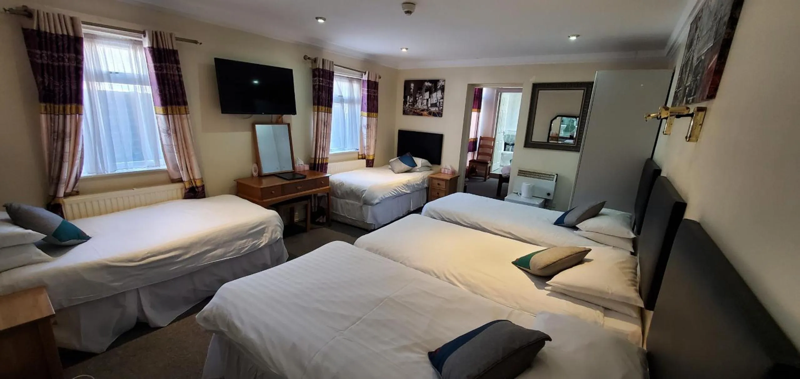 Bedroom, Bed in Diamonds Guest House