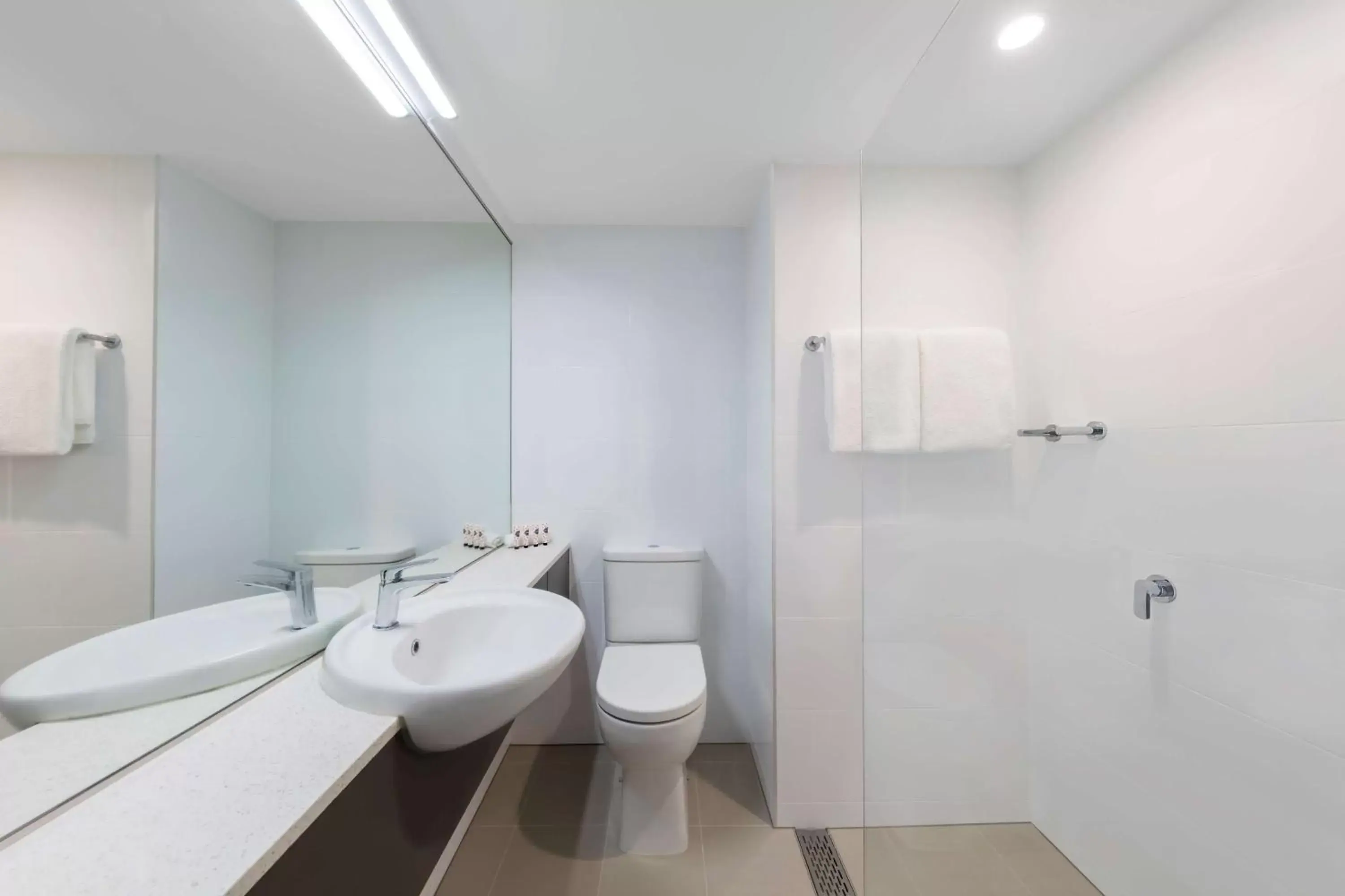 Bathroom in Travelodge Hotel Sydney Airport