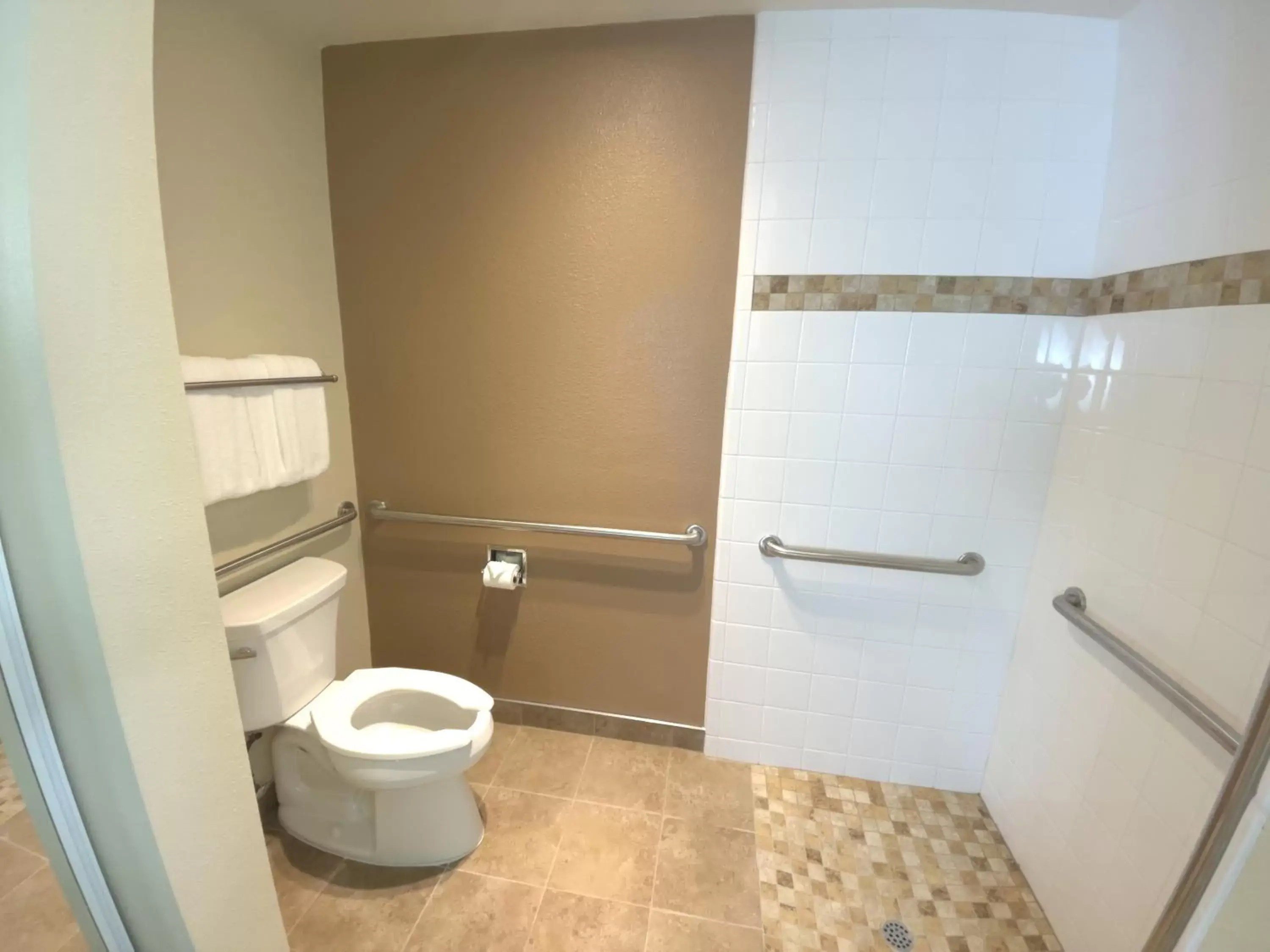 Facility for disabled guests, Bathroom in GOVERNORS INN HOTEL SACRAMENTO
