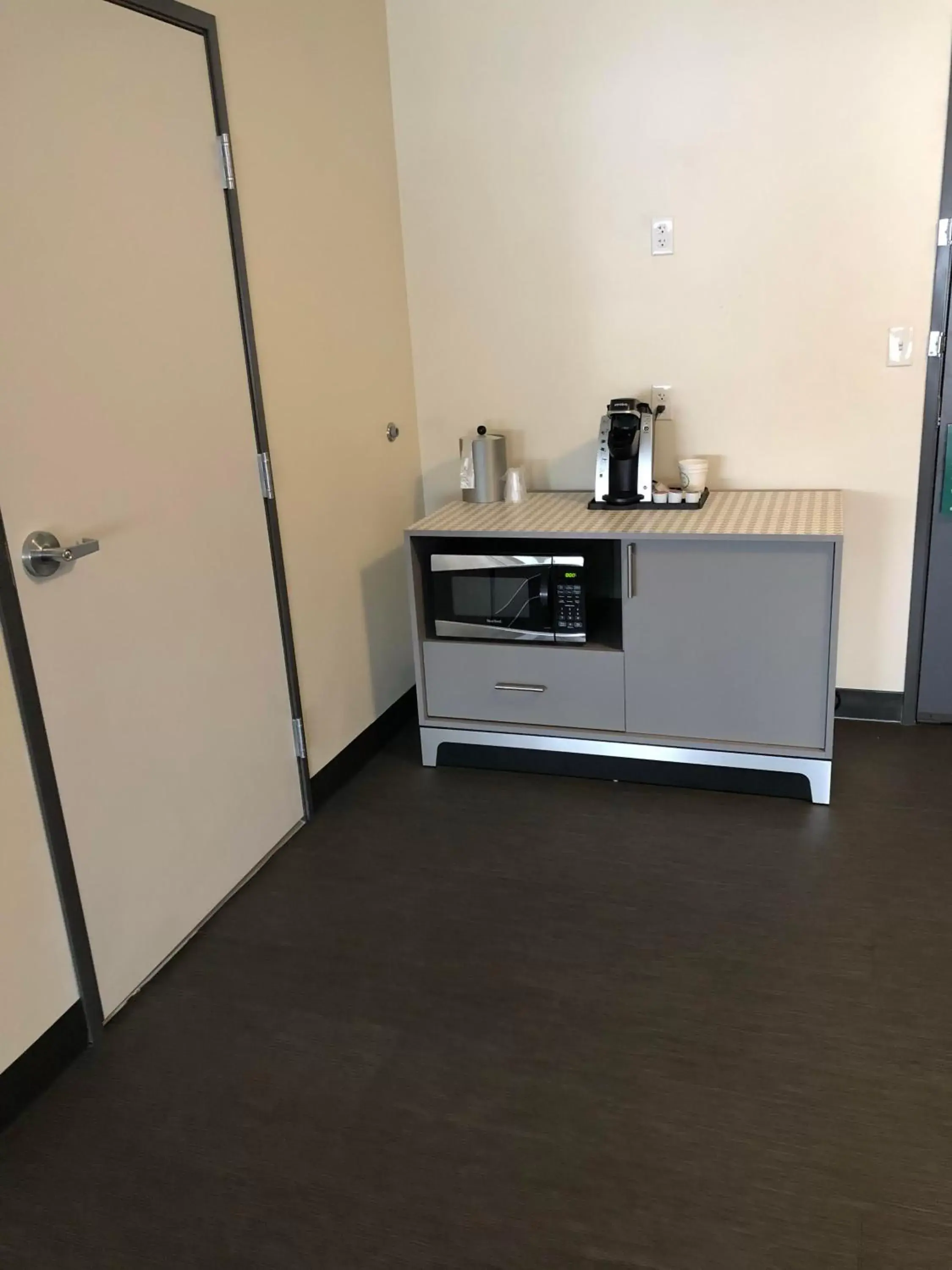 Decorative detail, Kitchen/Kitchenette in Holiday Inn Hotel & Suites - Mount Pleasant, an IHG Hotel