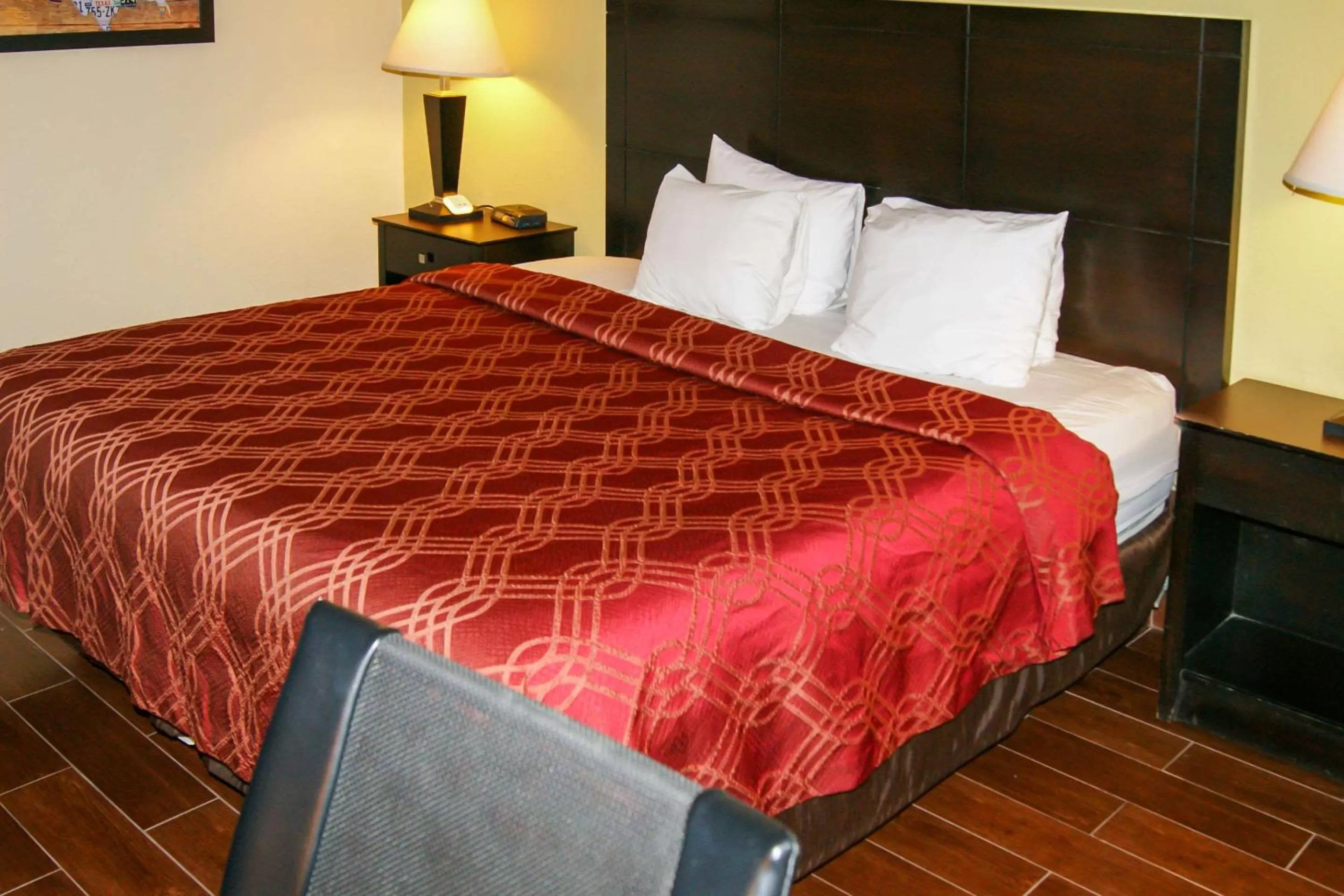 Photo of the whole room, Bed in Econo Lodge Inn & Suites West - Energy Corridor