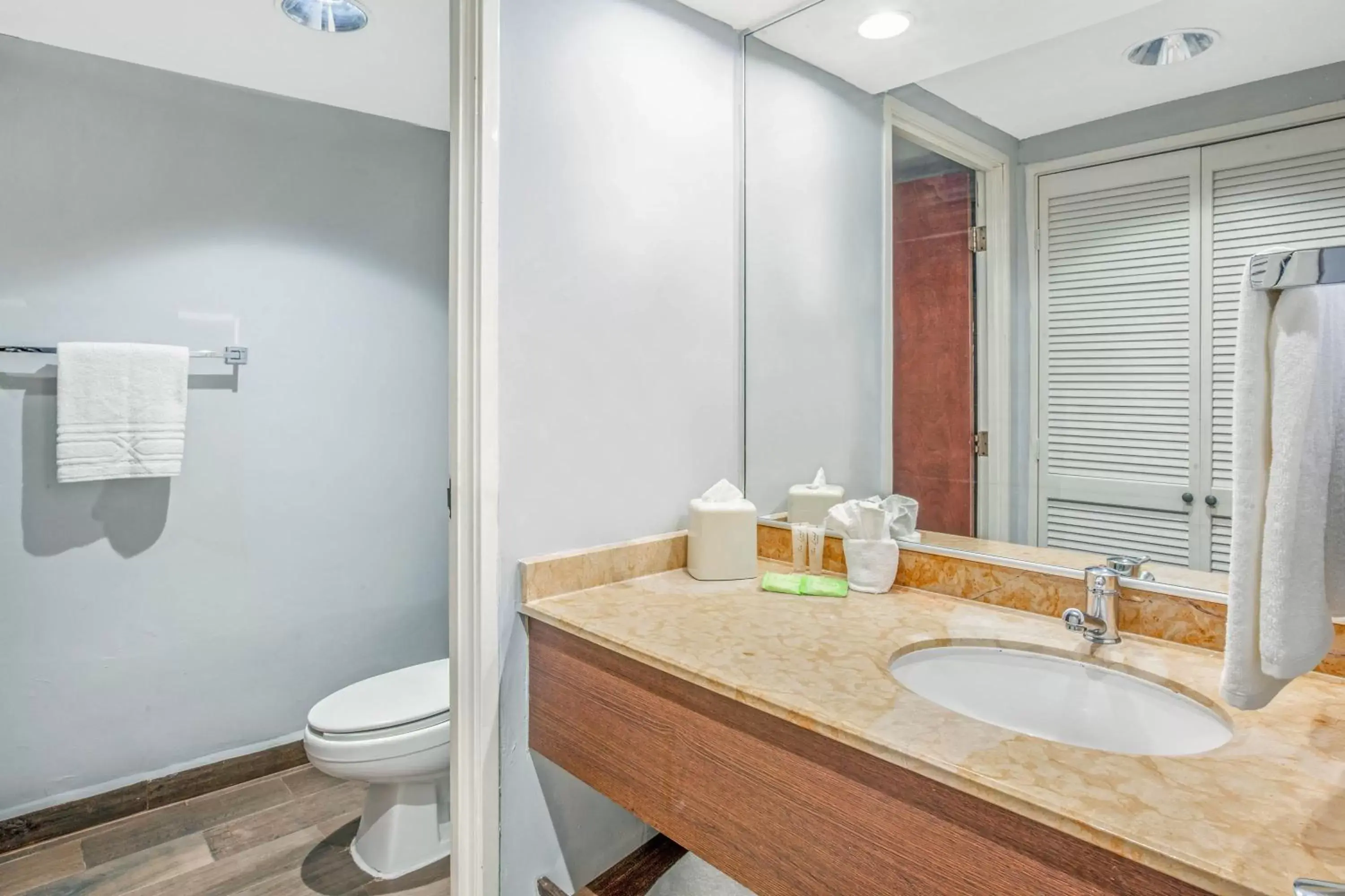 King Suite with City View - single occupancy - Non-Smoking in CHN Hotel Monterrey Centro, Trademark Collection by Wyndham King Suite with City View - single occupancy - Non-Smoking in CHN Hotel Monterrey Centro, Trademark Collection by Wyndham