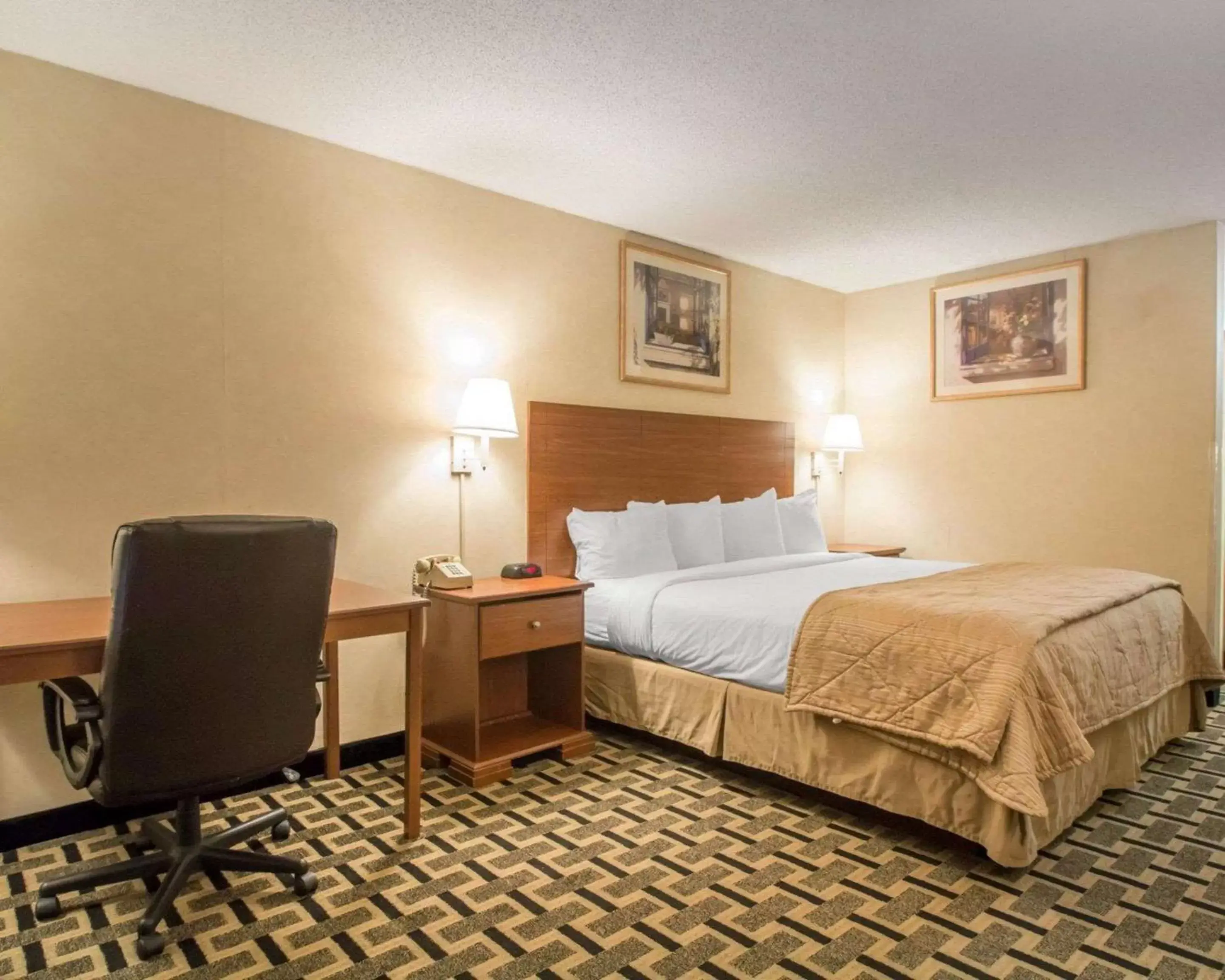 Photo of the whole room, Bed in Quality Inn & Suites Ridgeland