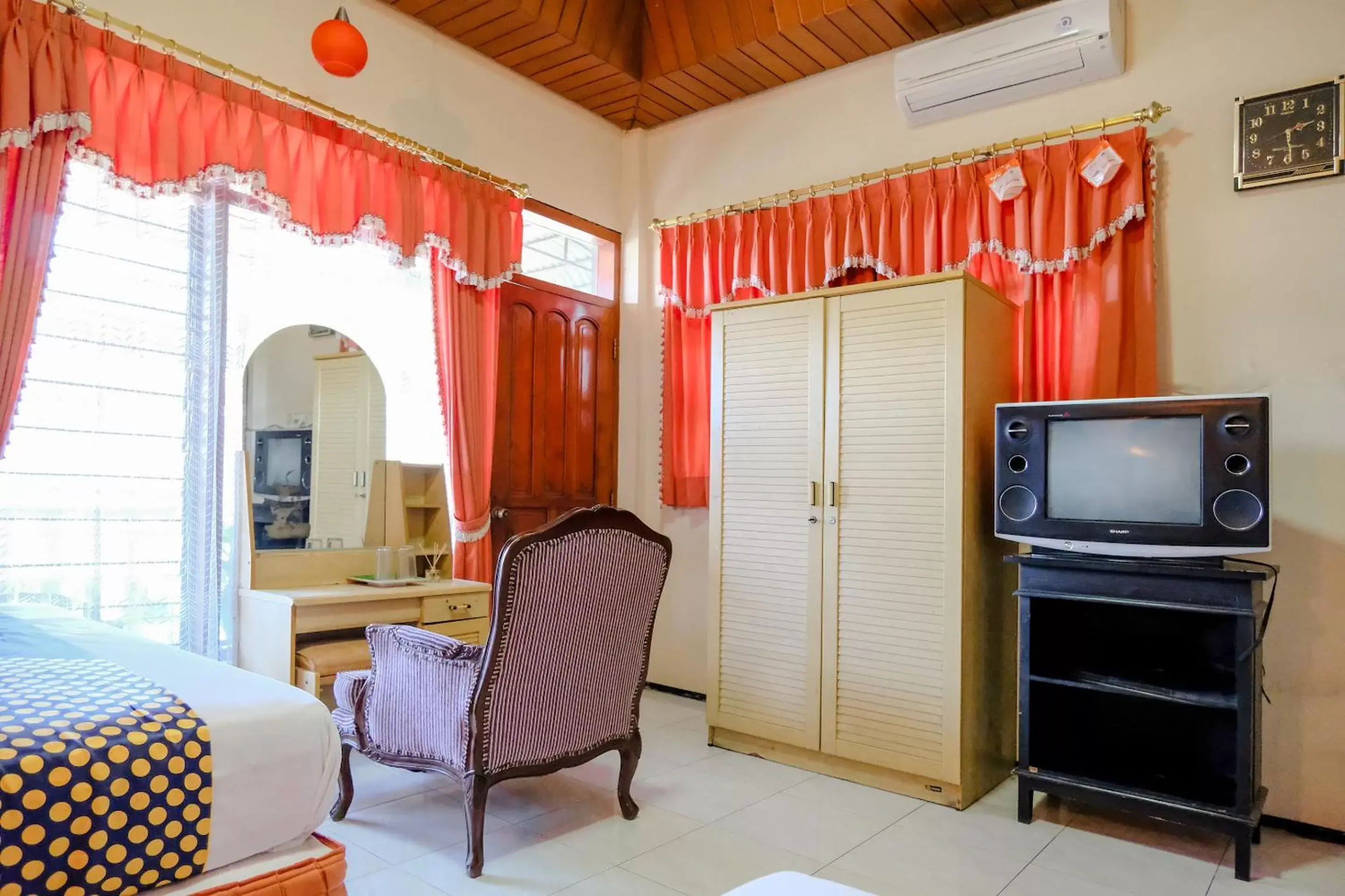 Bedroom, Seating Area in SUPER OYO 1761 Hotel Dirgahayu