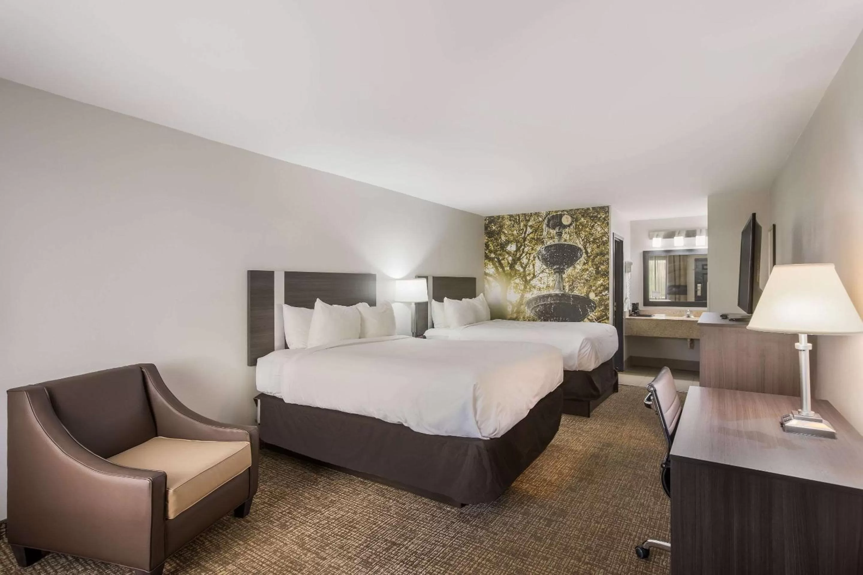 Photo of the whole room, Bed in Clarion Pointe Forsyth I-75