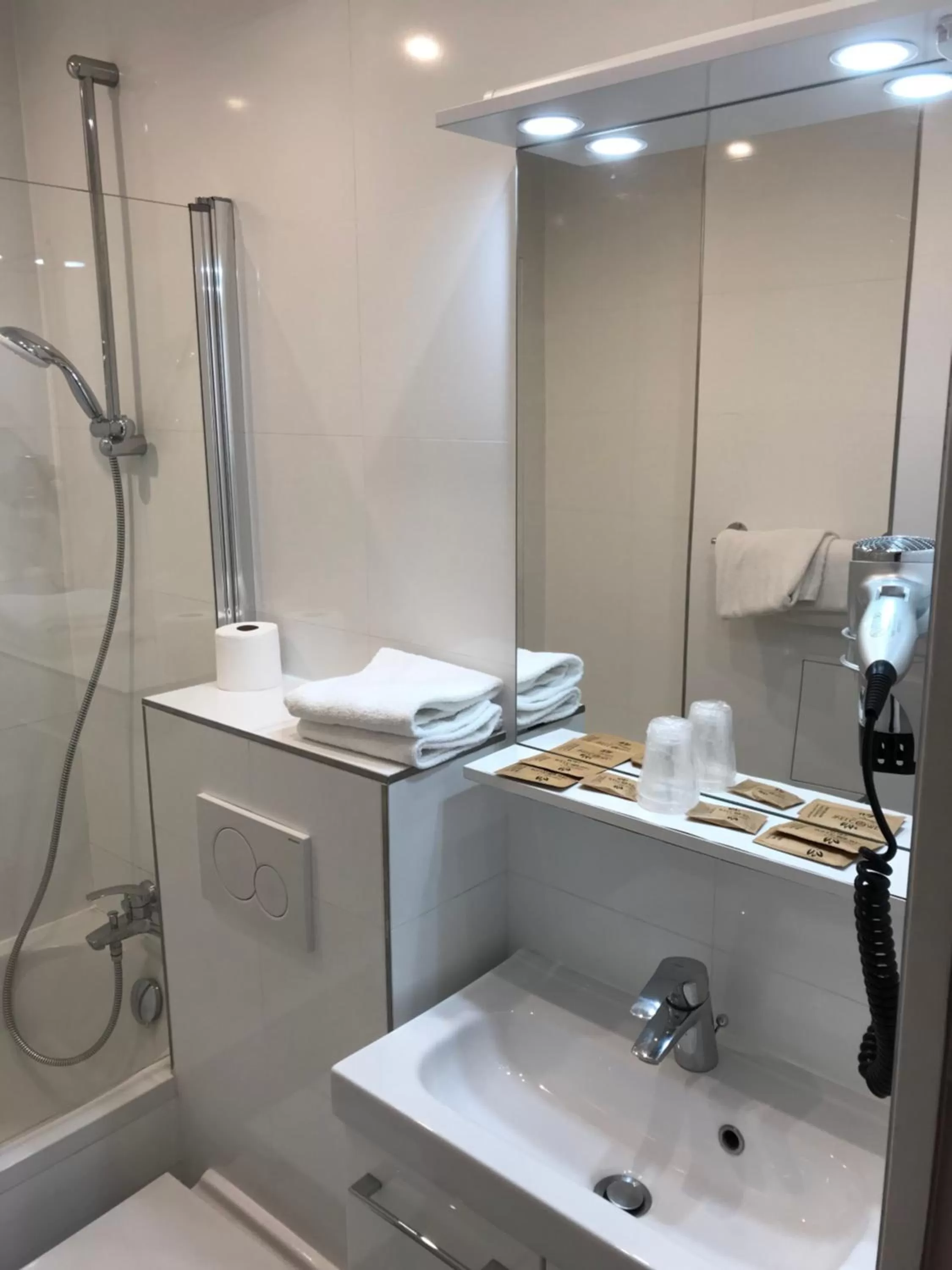 Bathroom in Hôtel Flor Rivoli