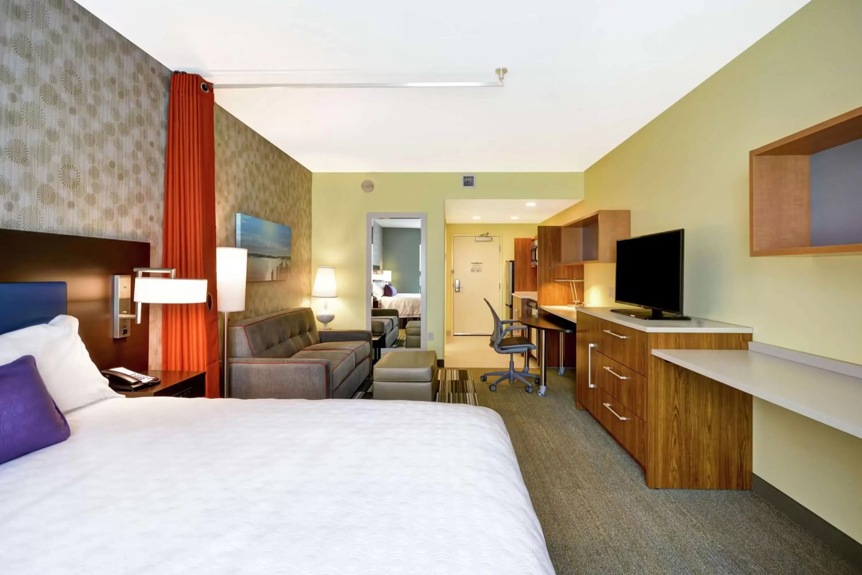 Bedroom, TV/Entertainment Center in Home2 Suites By Hilton Minneapolis-Eden Prairie