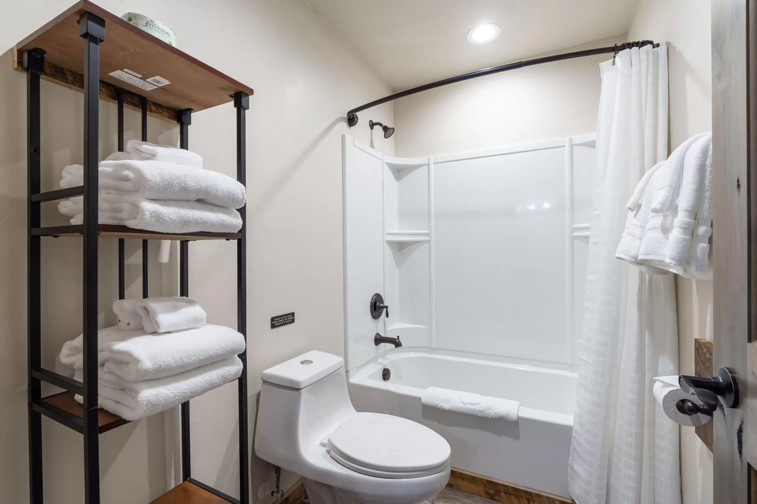 Shower, Bathroom in The Adventure Inn Yellowstone