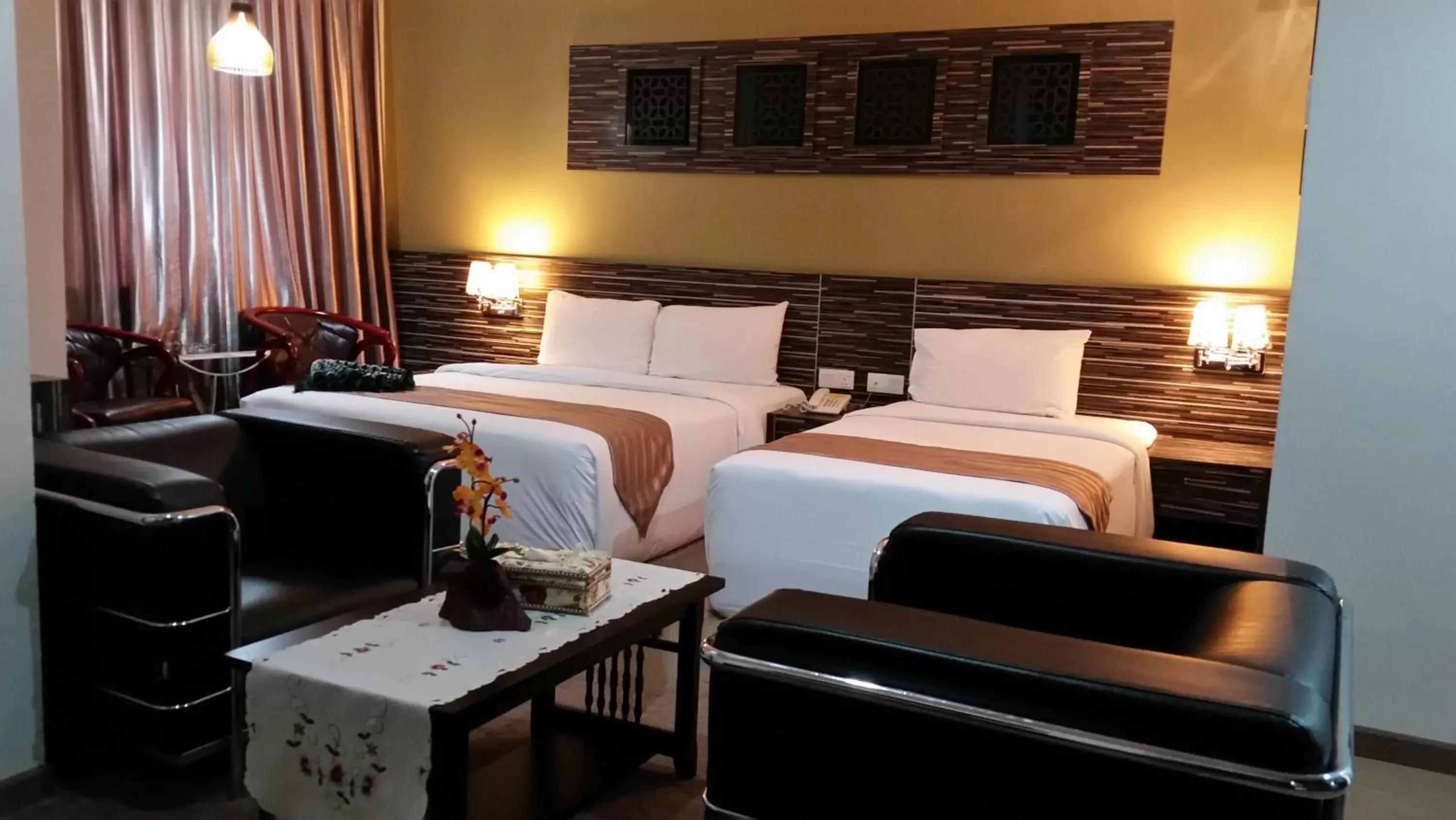 Bedroom, Bed in HIG Hotel