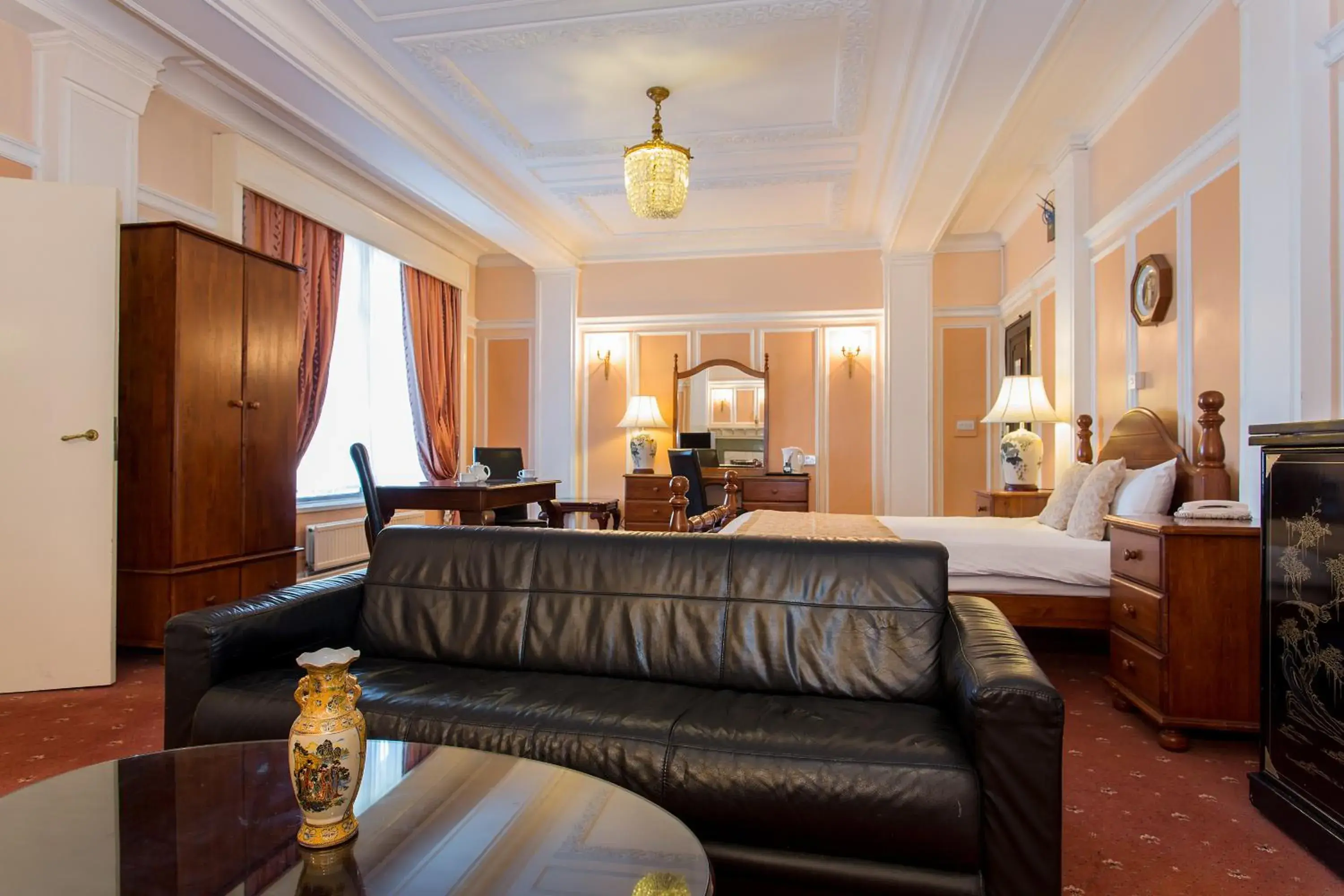 Living room in Adelphi Hotel