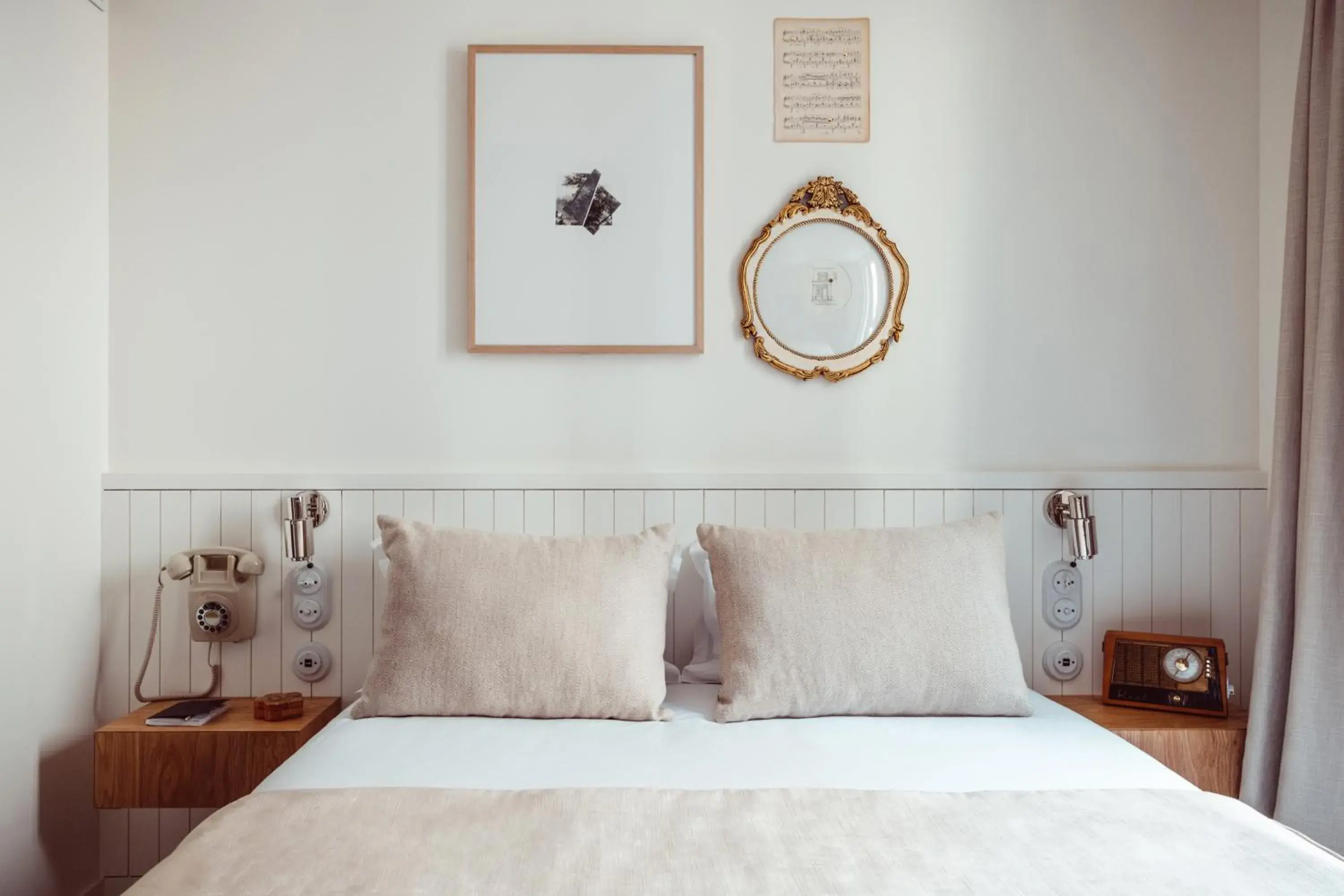 Bedroom, Bed in Hôtel Monsieur Aristide