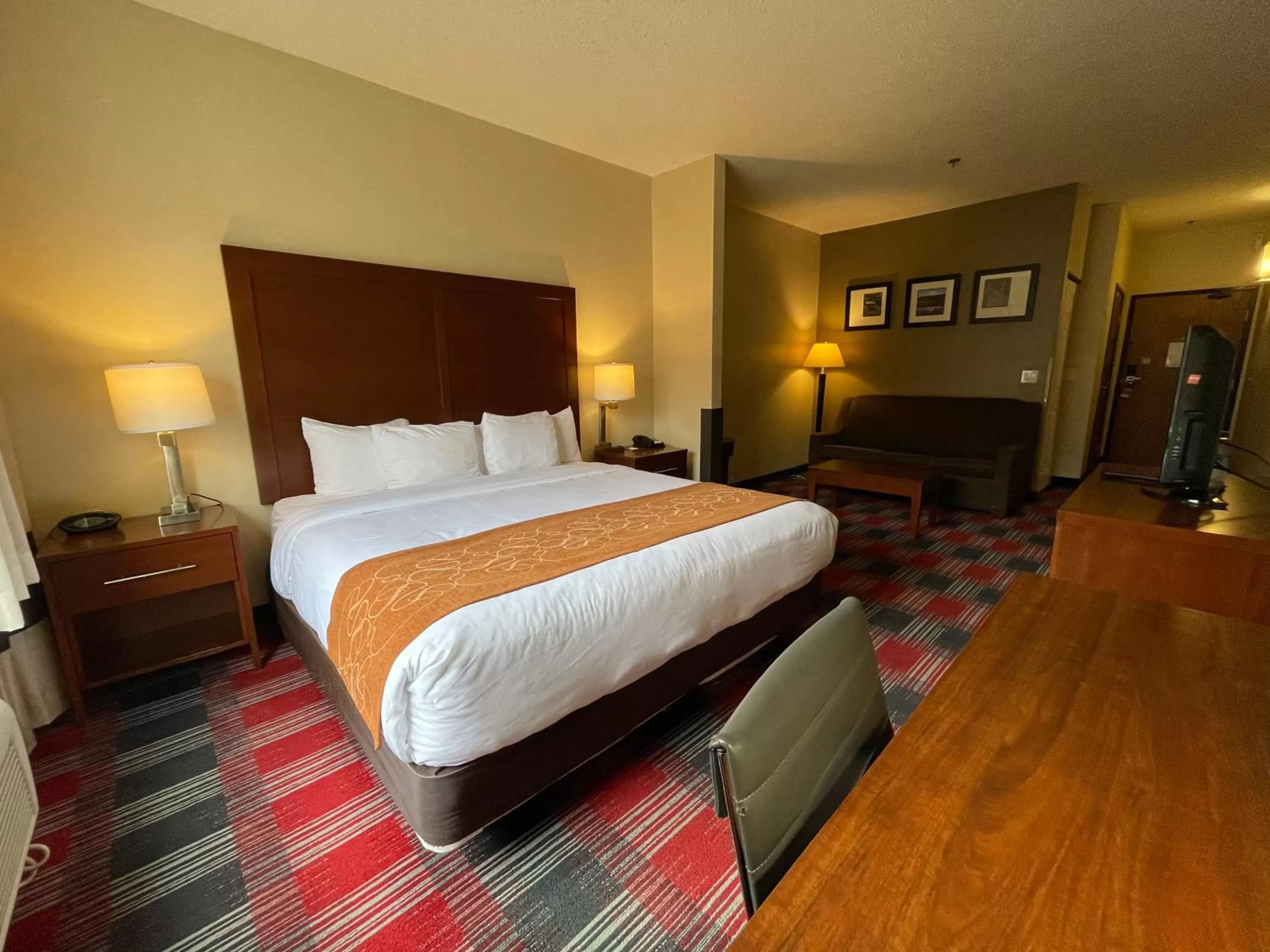 Photo of the whole room, Bed in Comfort Suites Near Vancouver Mall