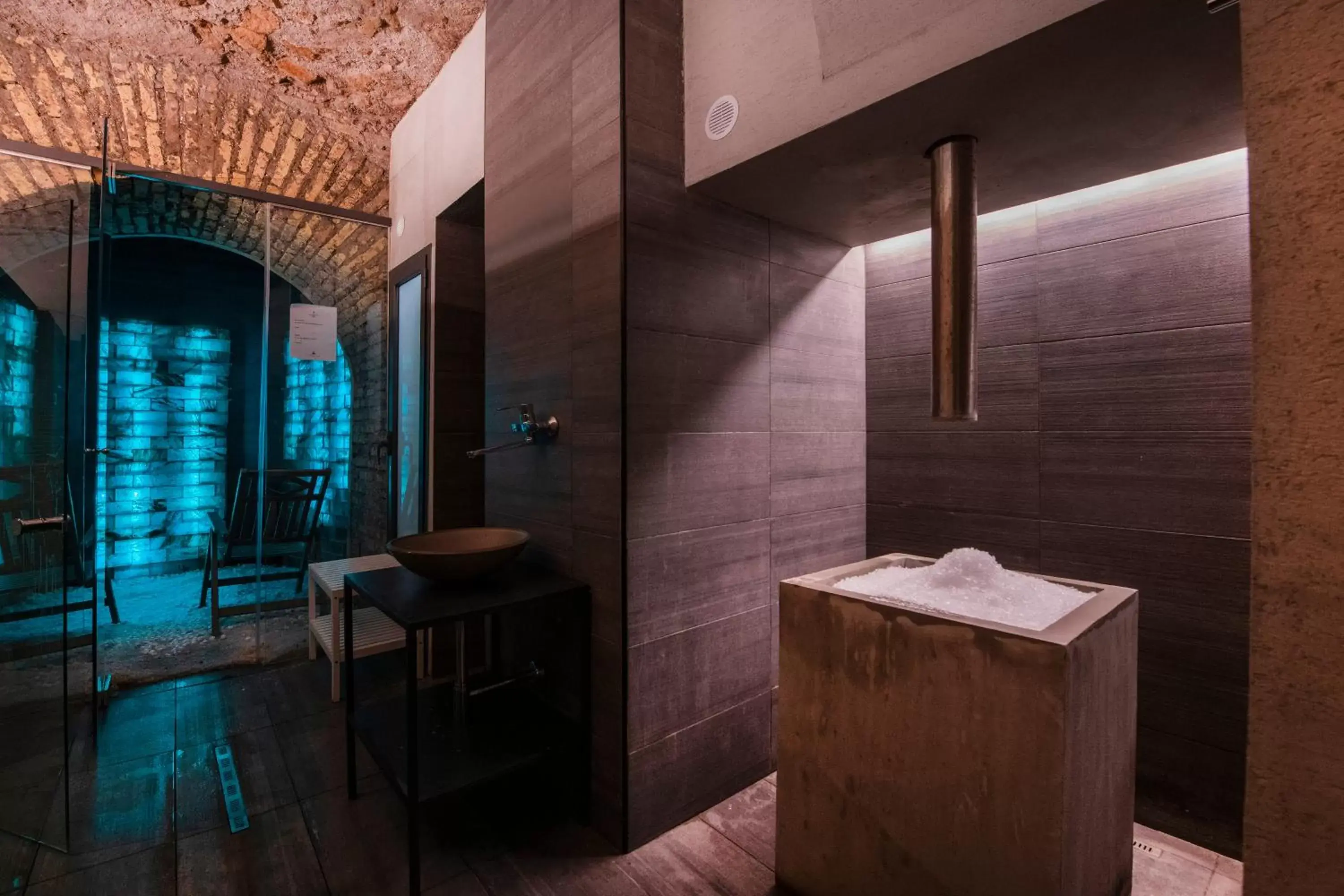 Spa and wellness centre/facilities, Bathroom in Hotel 77 Seventy-Seven - Maison D'Art Collection