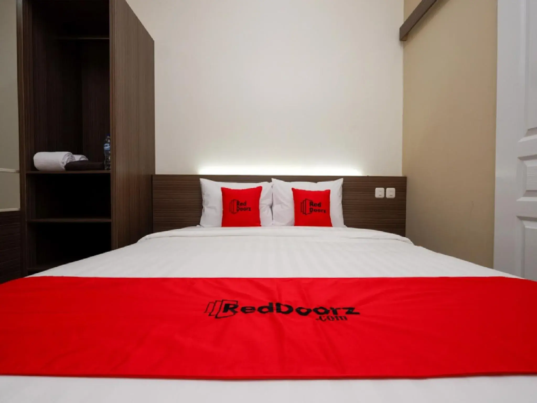 Bedroom, Bed in RedDoorz Plus near Paragon Mall Semarang Bedroom, Bed in RedDoorz Plus near Paragon Mall Semarang