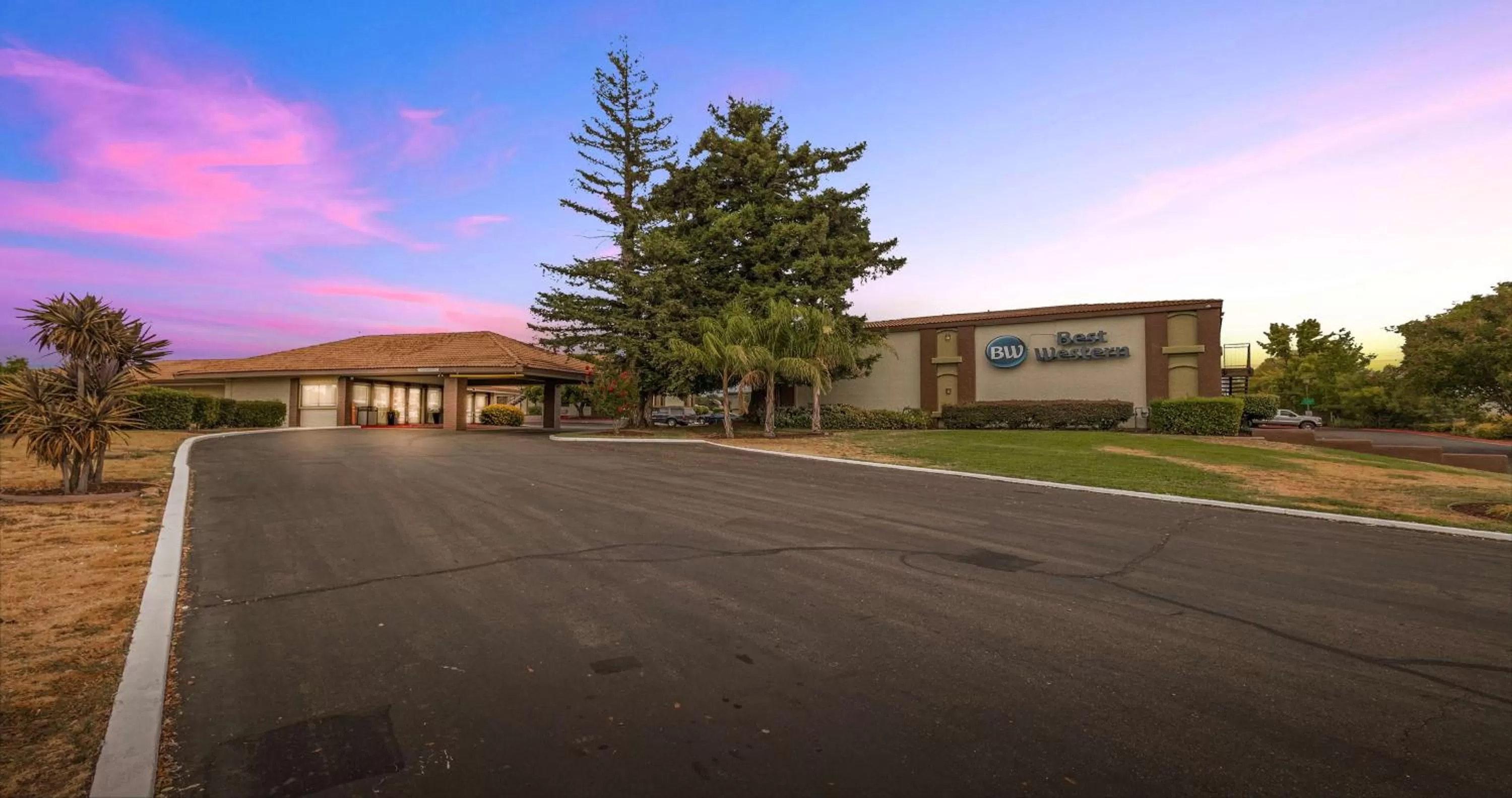 Property building in Best Western Roseville Inn