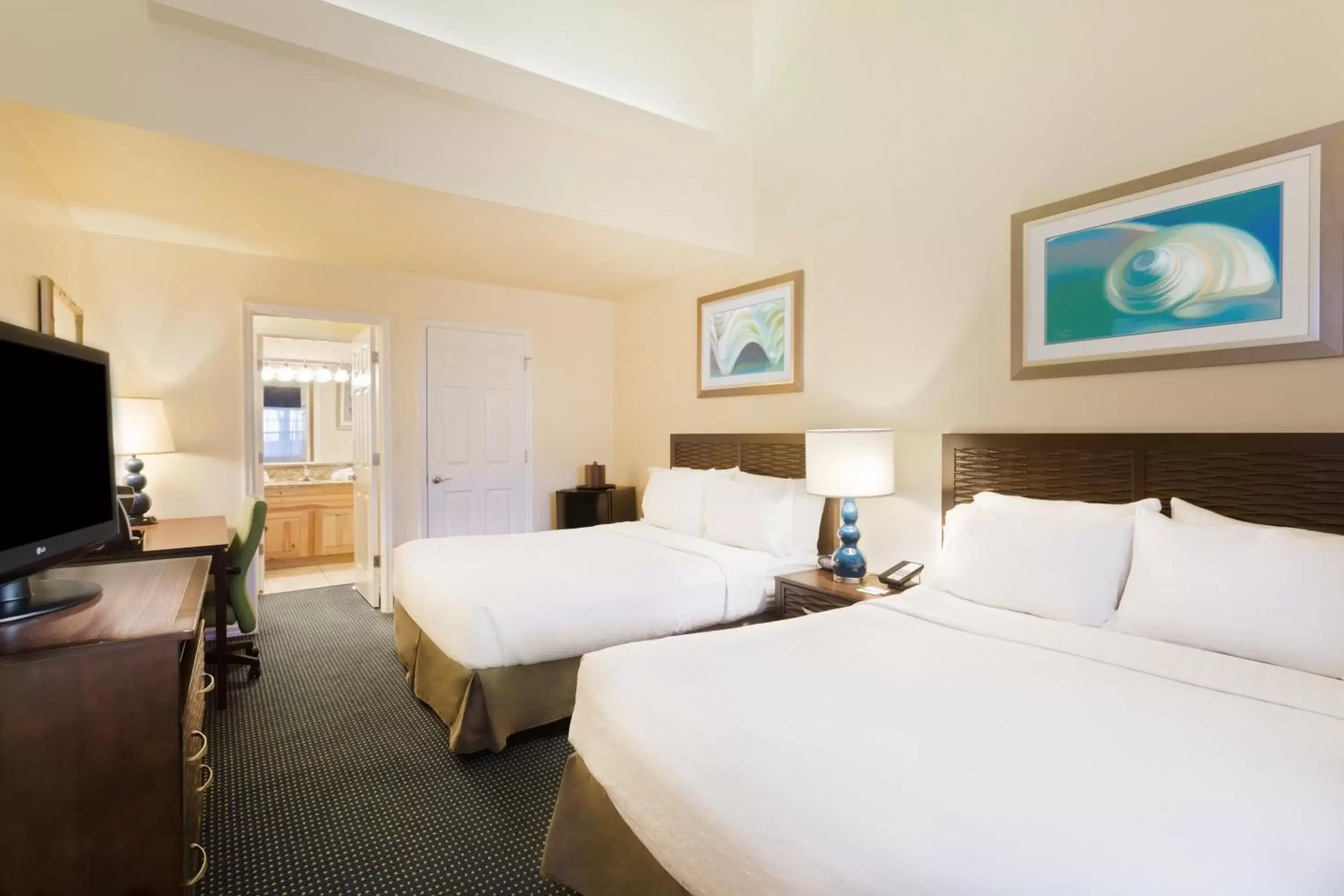 Photo of the whole room, Bed in Holiday Inn & Suites Clearwater Beach S-Harbourside