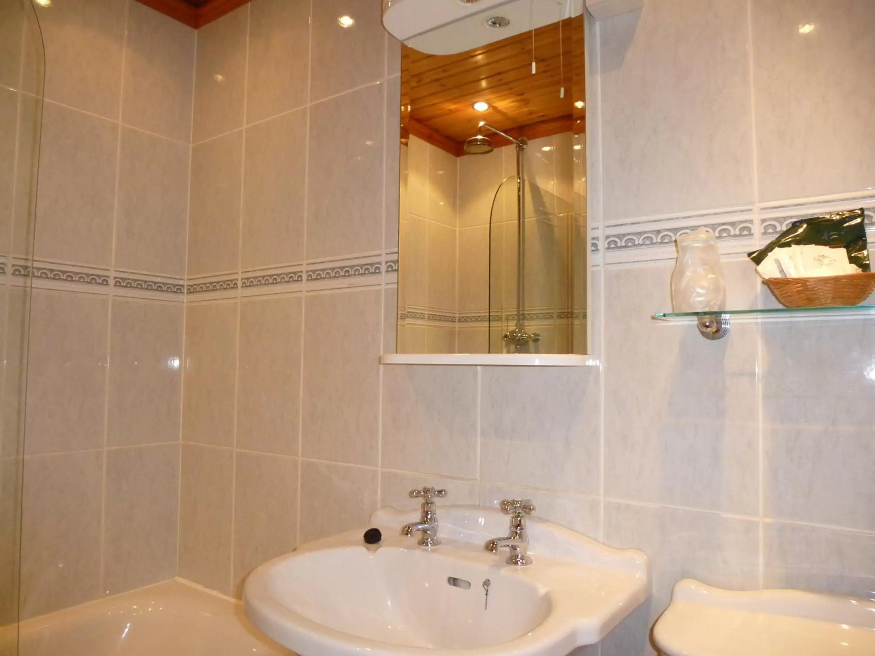 Bathroom in Somerton House Hotel